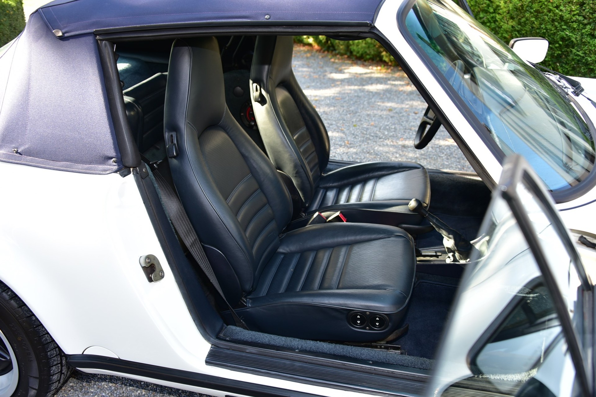 PORSCHE 911 Carrera Cabrio-image-8