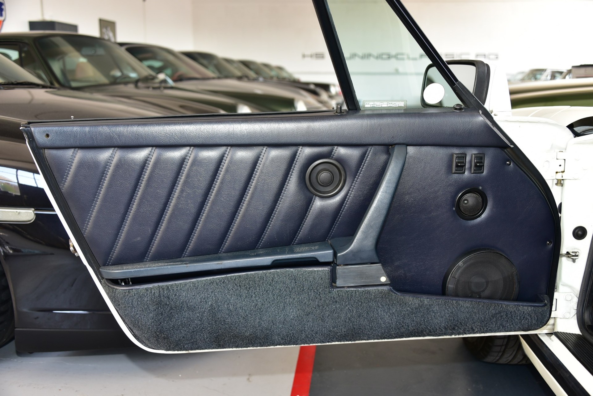 PORSCHE 911 Carrera Cabrio-image-9