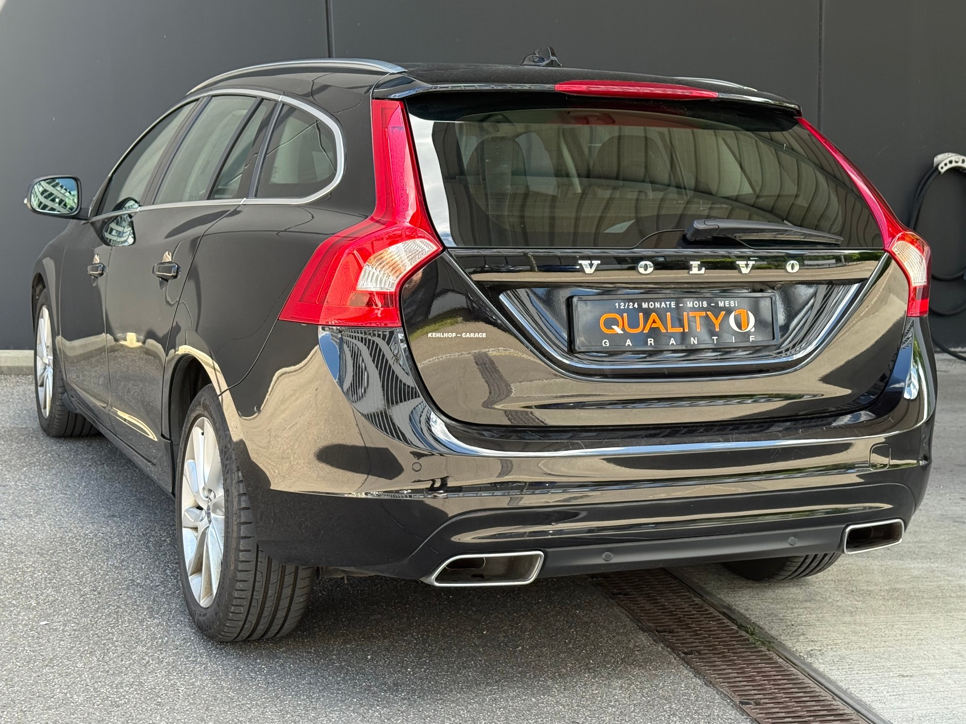 VOLVO V60 D4 Summum Geartronic-image-2