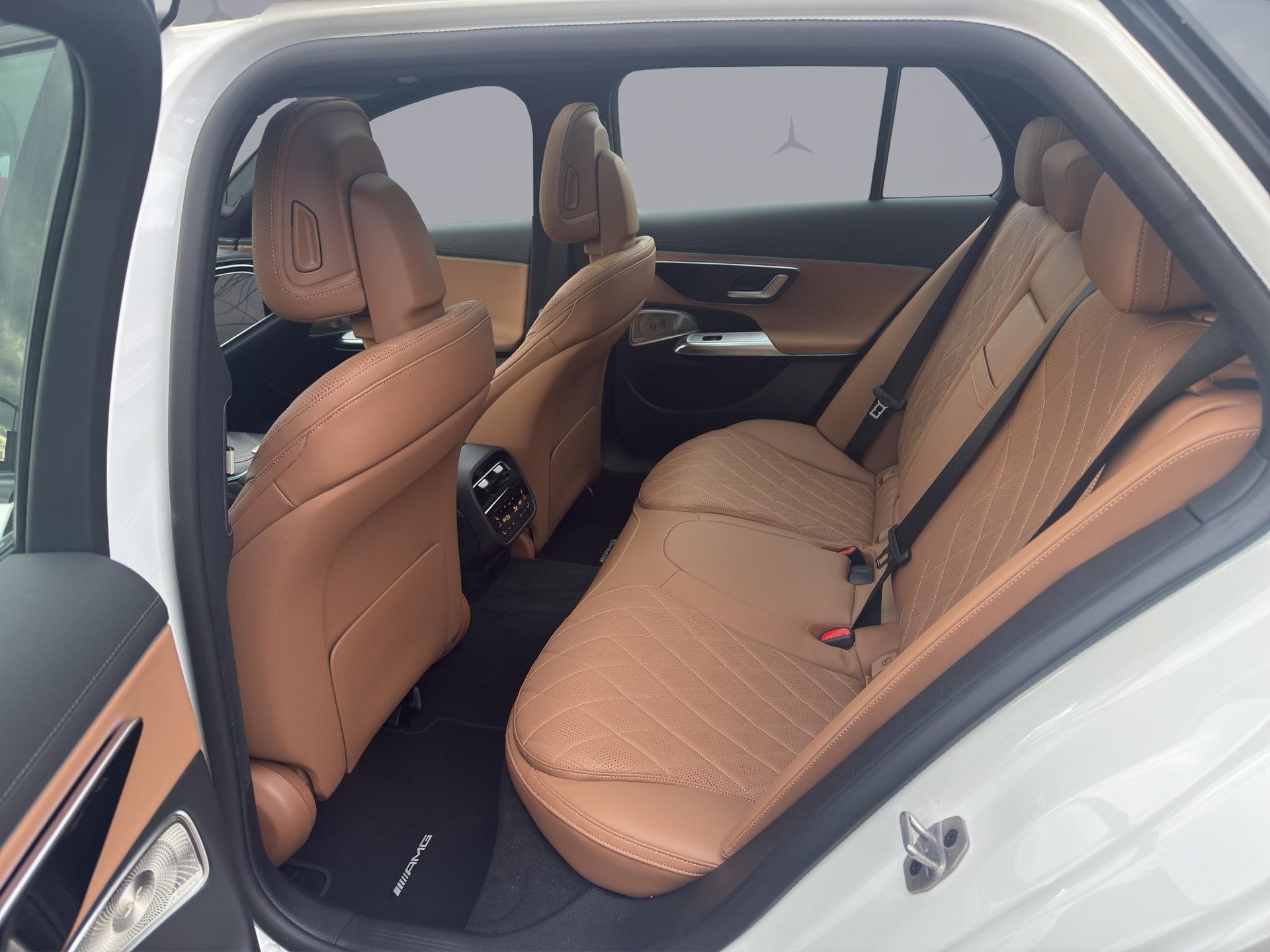 MERCEDES-BENZ E 220 d AMG Line 4matic Kombi-image-11