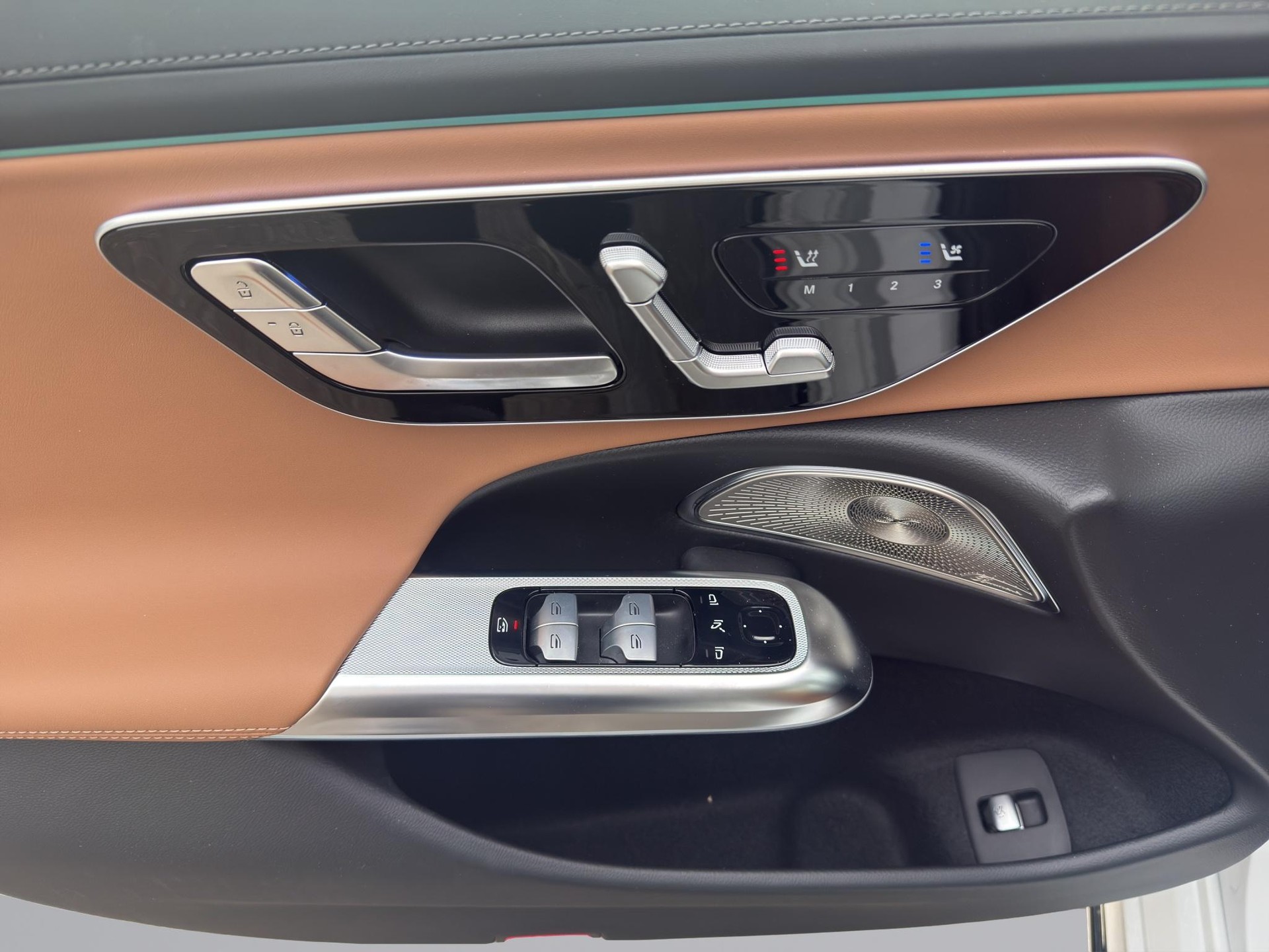 MERCEDES-BENZ E 220 d AMG Line 4matic Kombi-image-9