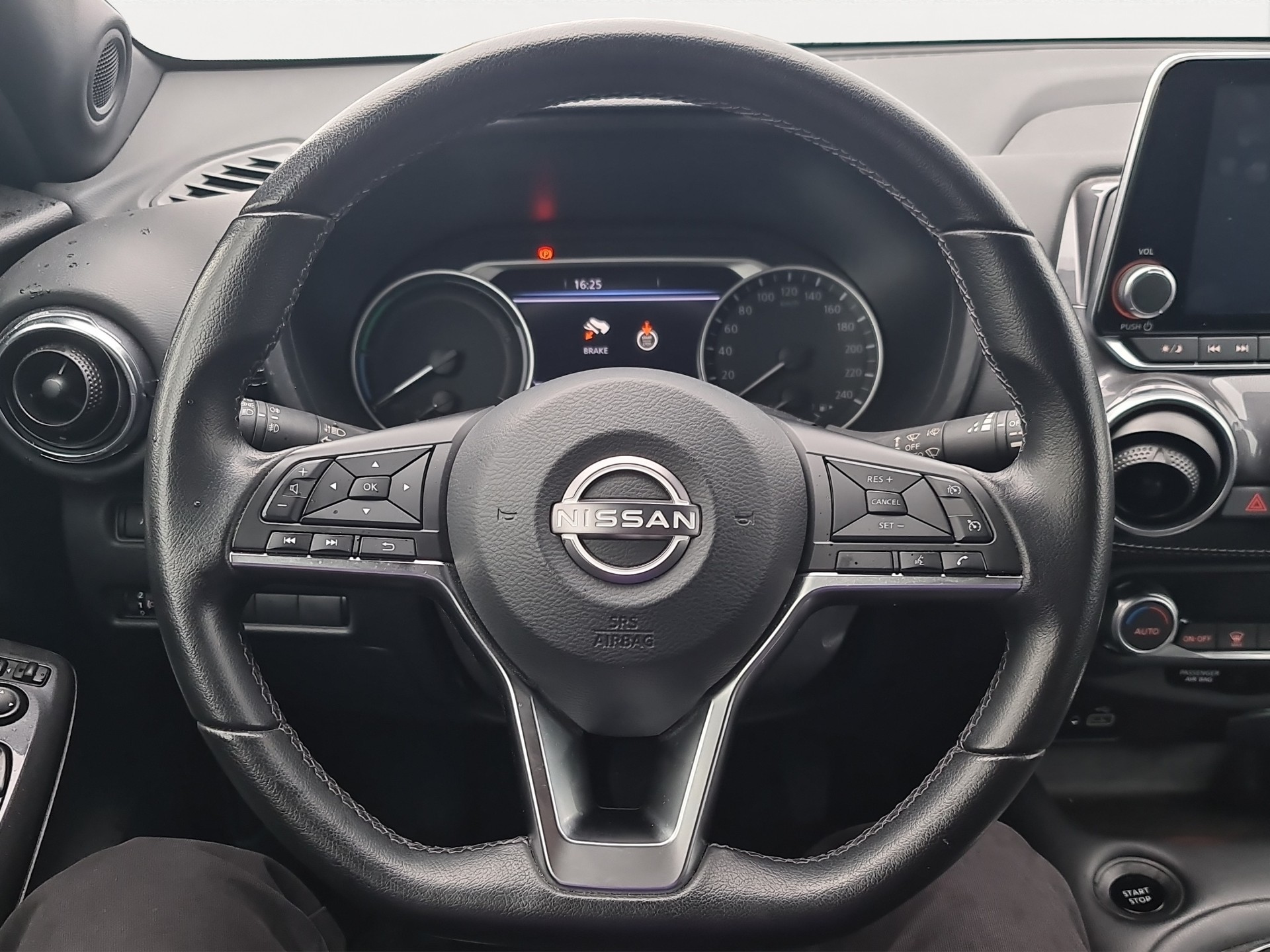 NISSAN Juke 1.6 FHEV N-Connecta-image-9