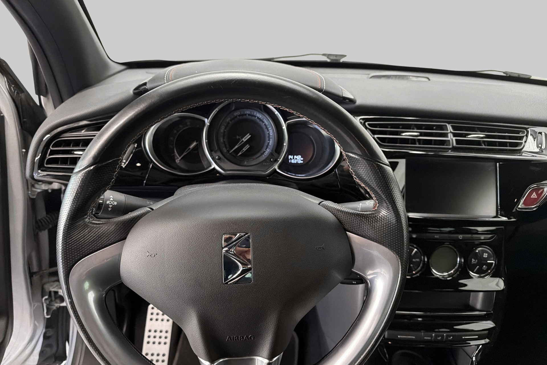 DS AUTOMOBILES DS 3 1.2 PureTech SO Chic EAT-image-9