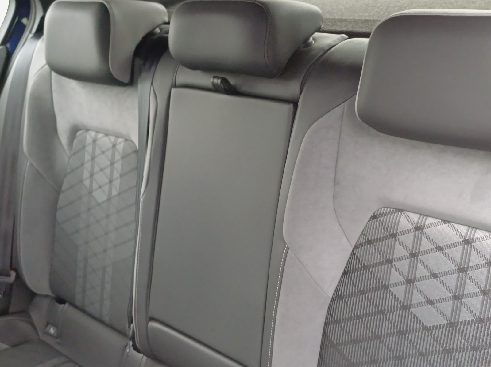 VW Golf 1.5 eTSI mHEV ACT R-Line DSG-image-11