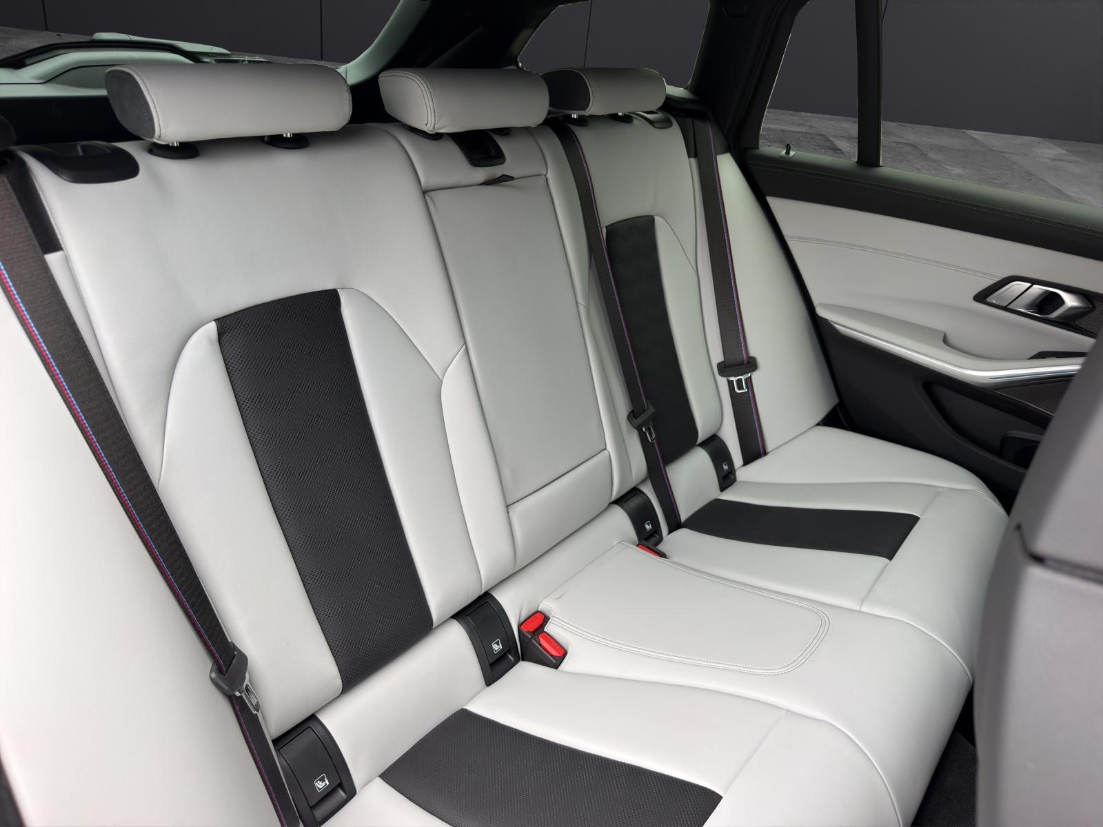 BMW M3 Competition xDrive Touring-image-13