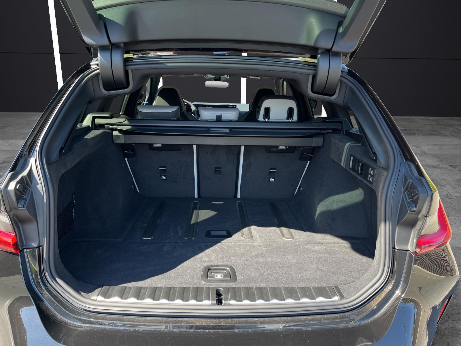 BMW M3 Competition xDrive Touring-image-9