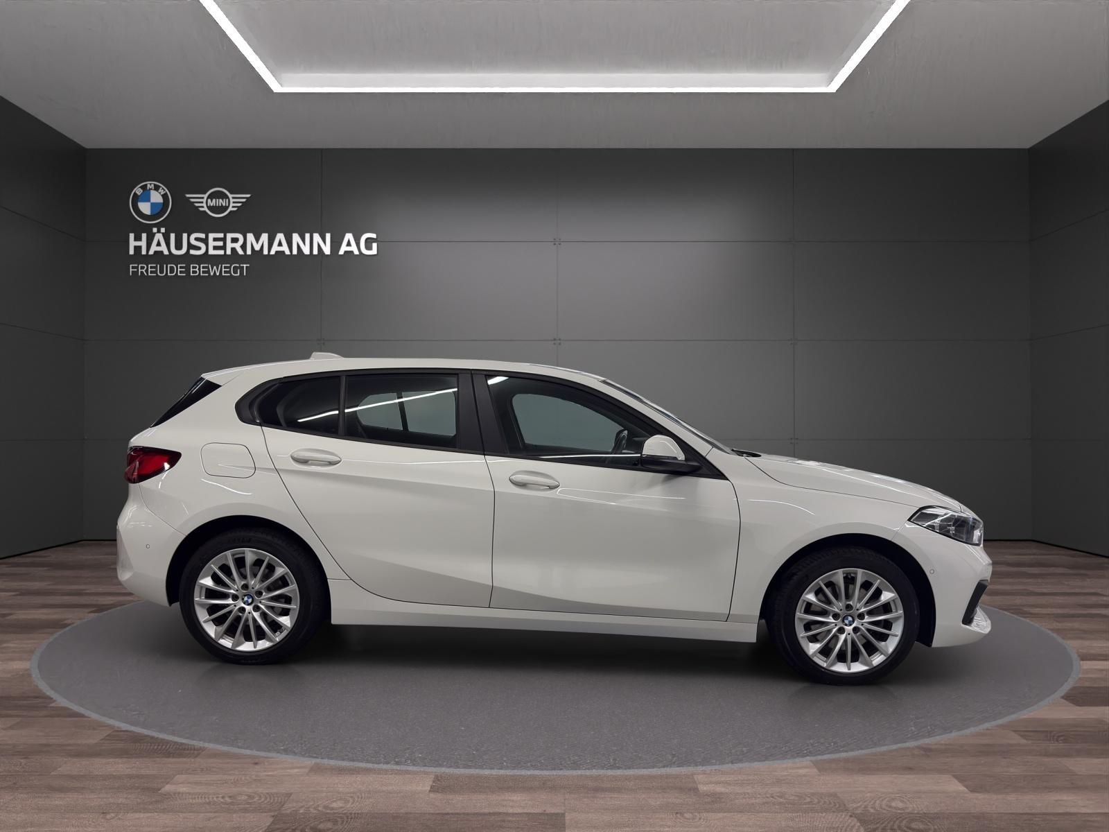 BMW 118i-showroom-element-3