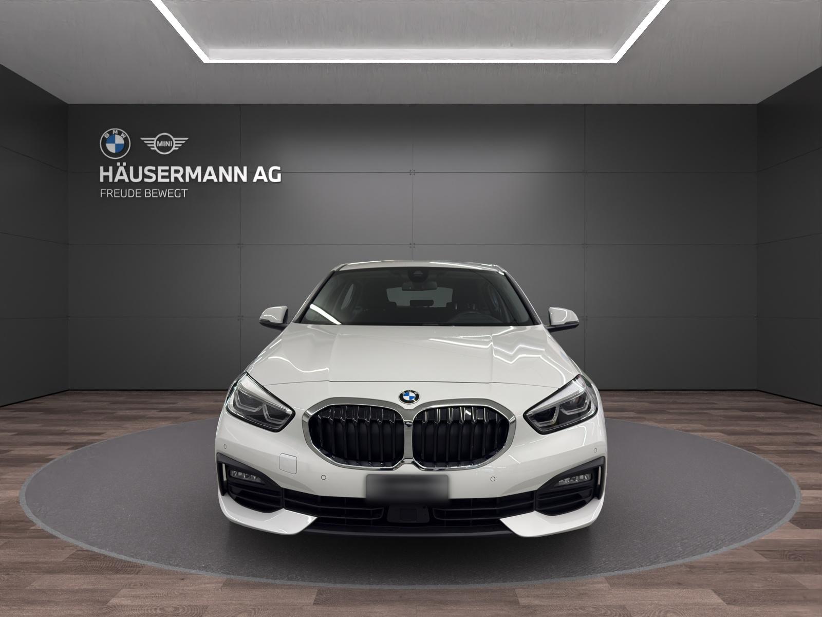 BMW 118i-showroom-element-1