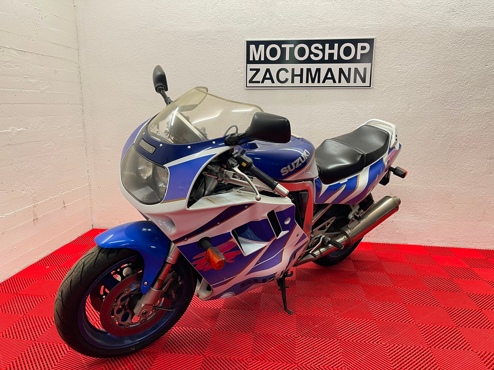 SUZUKI GSX-R 1100 M-showroom-element-1