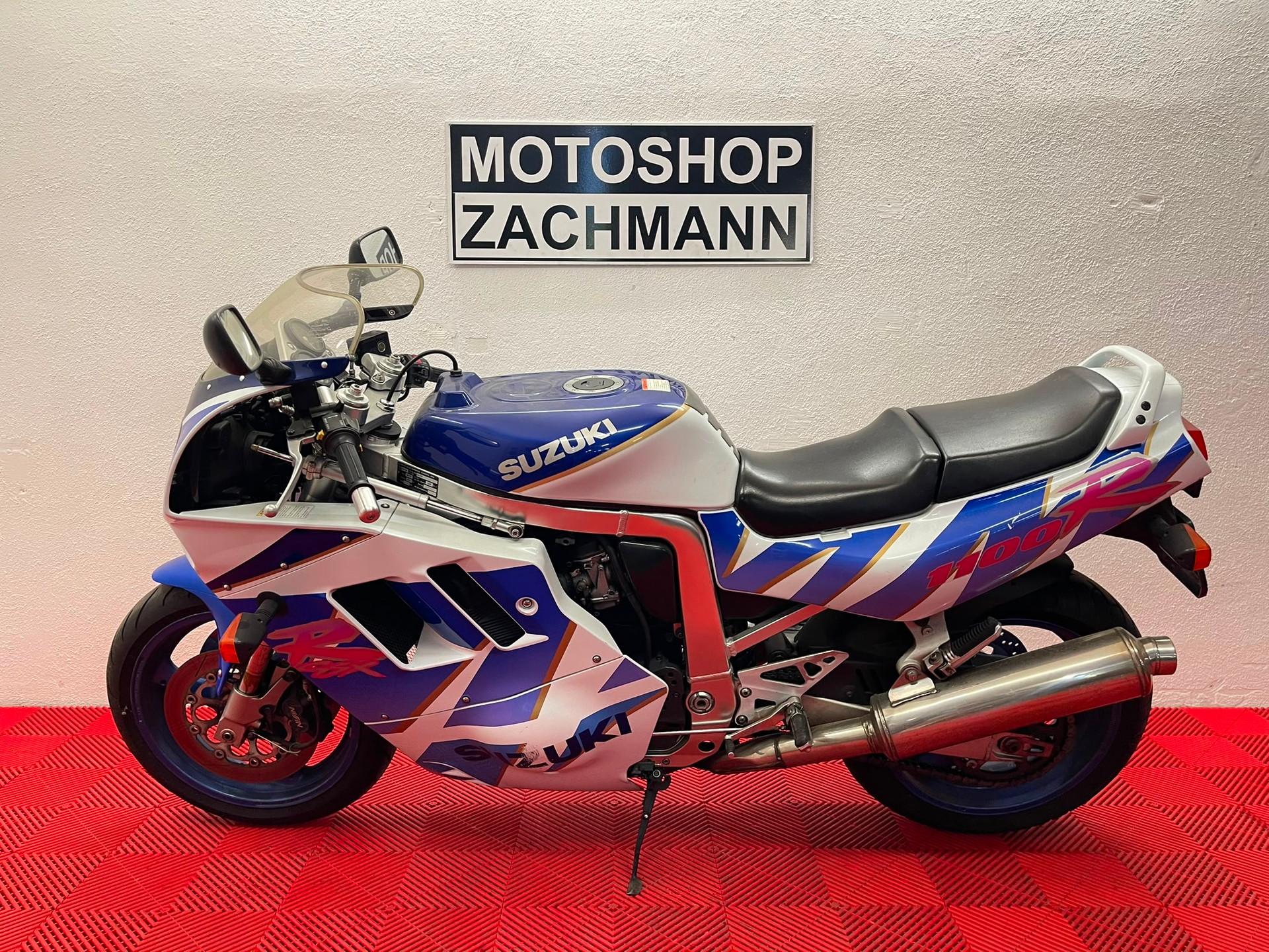 SUZUKI GSX-R 1100 M-showroom-element-3