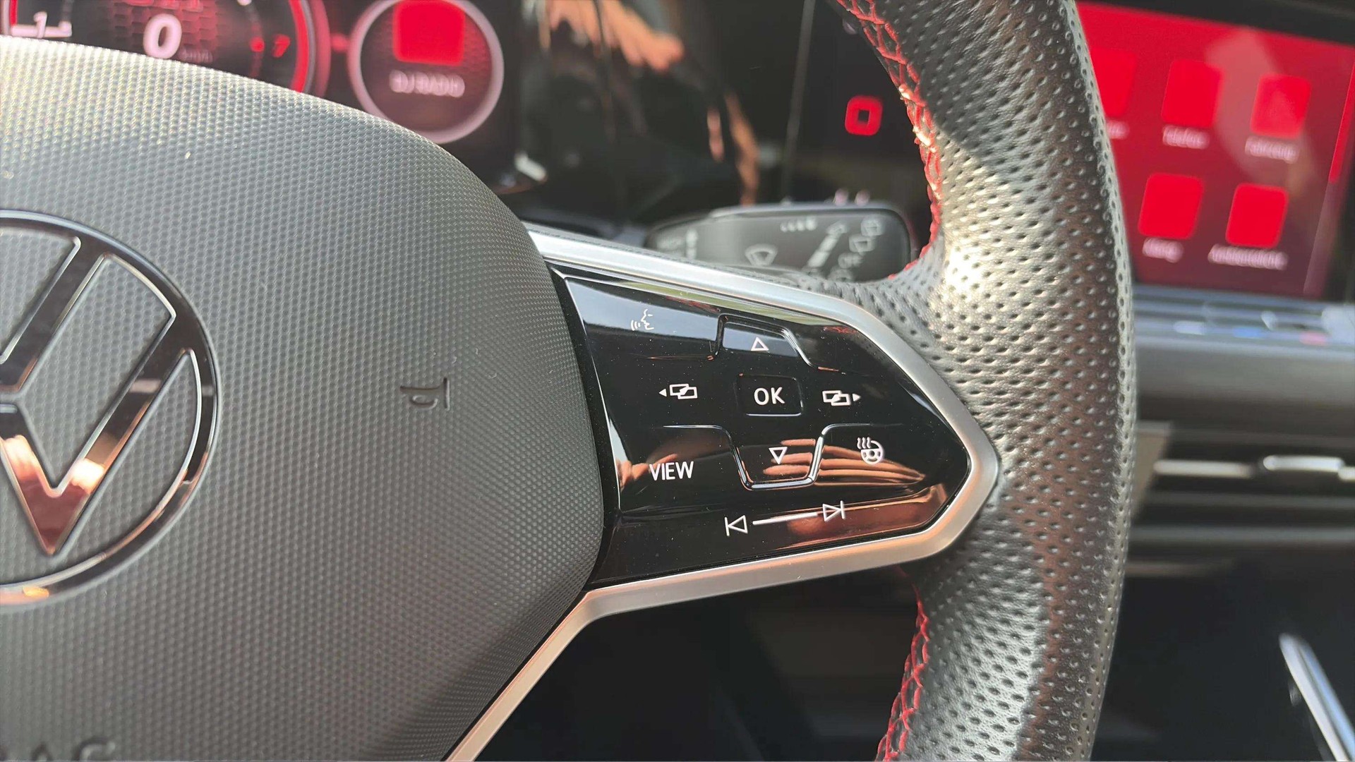 VW Golf 2.0 TSI GTI Clubsport DSG Black Style mit Harman/Kardon Soundsystem & Rückfahrkamera + kompl. Winterräder-image-24