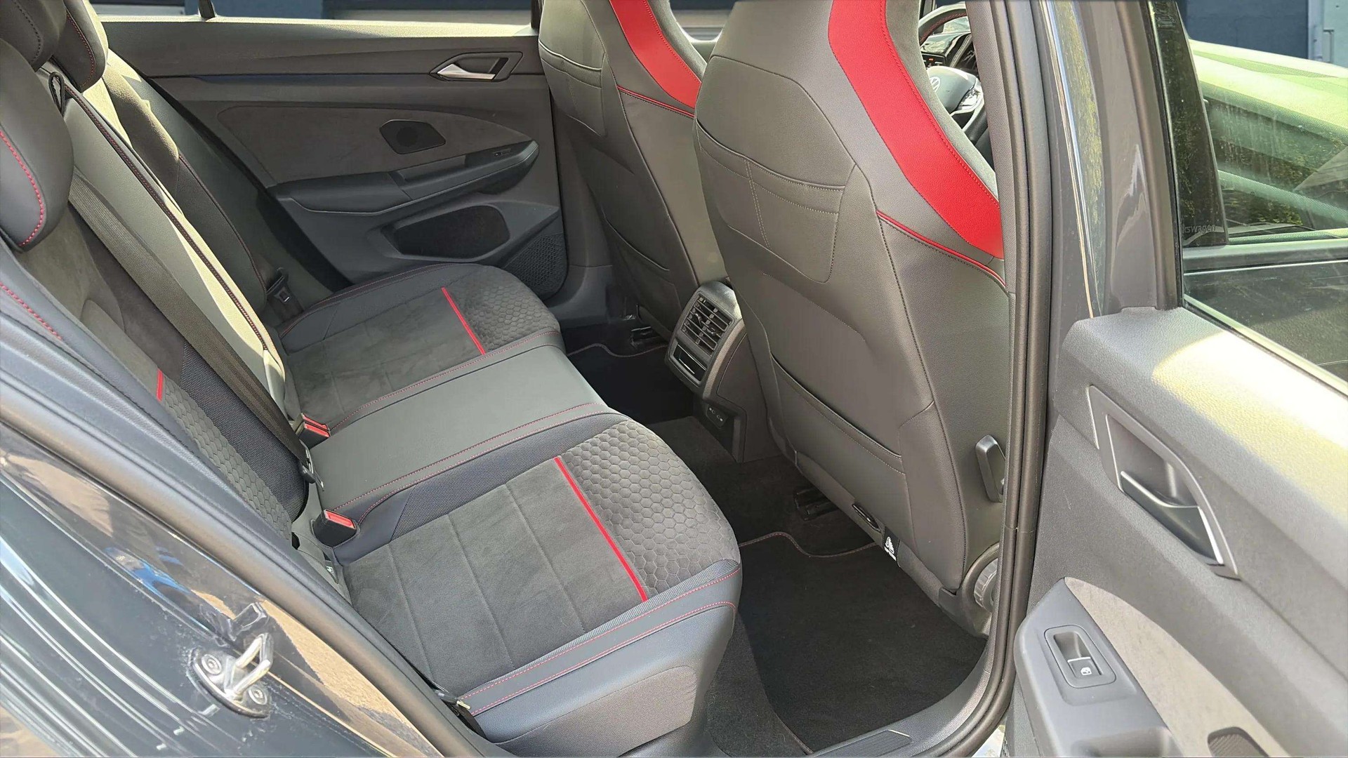 VW Golf 2.0 TSI GTI Clubsport DSG Black Style mit Harman/Kardon Soundsystem & Rückfahrkamera + kompl. Winterräder-image-12