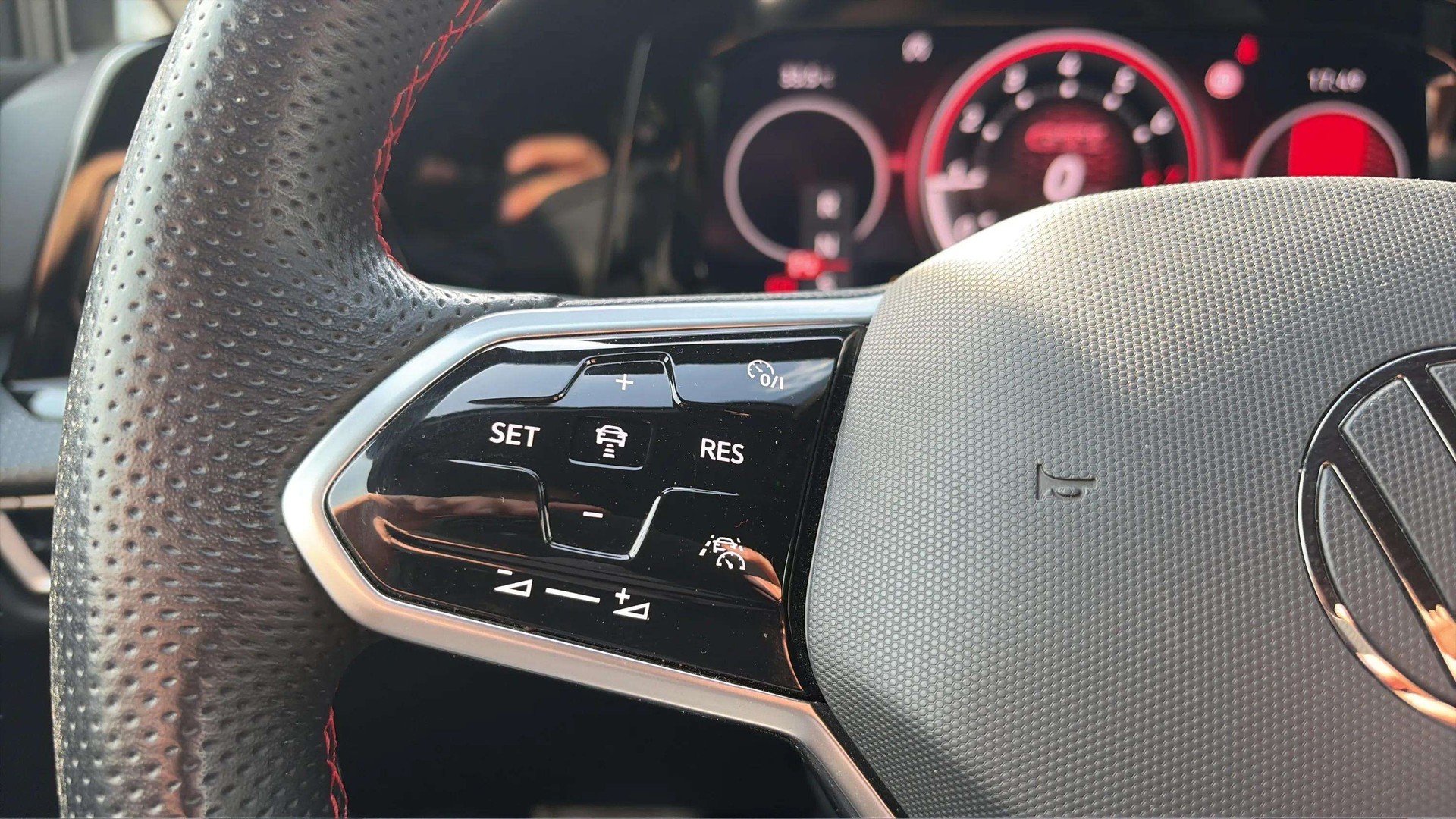 VW Golf 2.0 TSI GTI Clubsport DSG Black Style mit Harman/Kardon Soundsystem & Rückfahrkamera + kompl. Winterräder-image-25