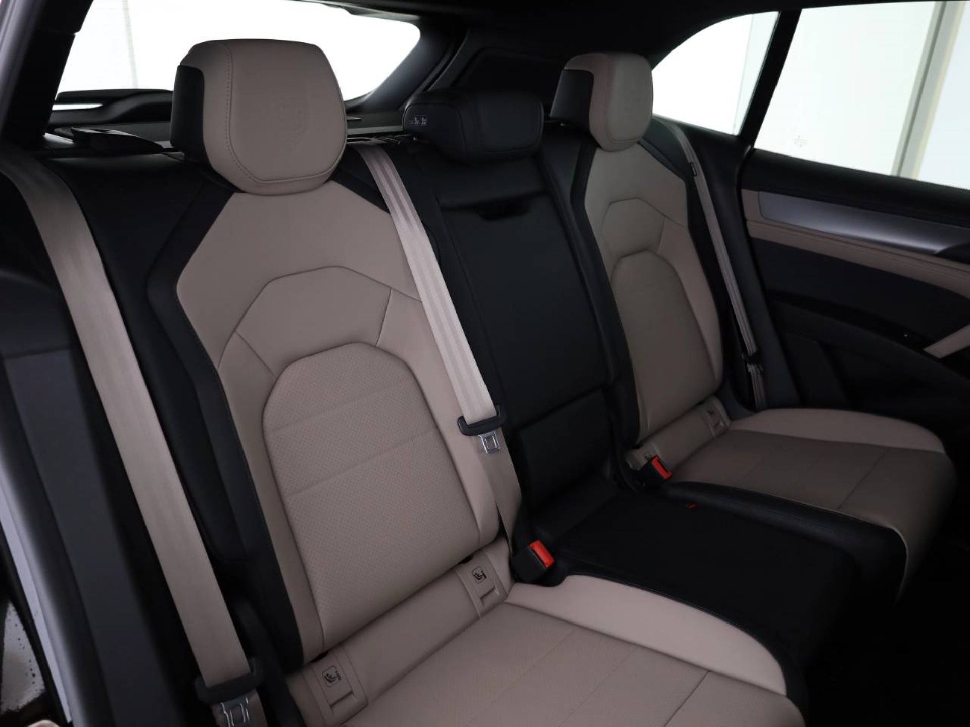PORSCHE Cayenne Electric-image-18