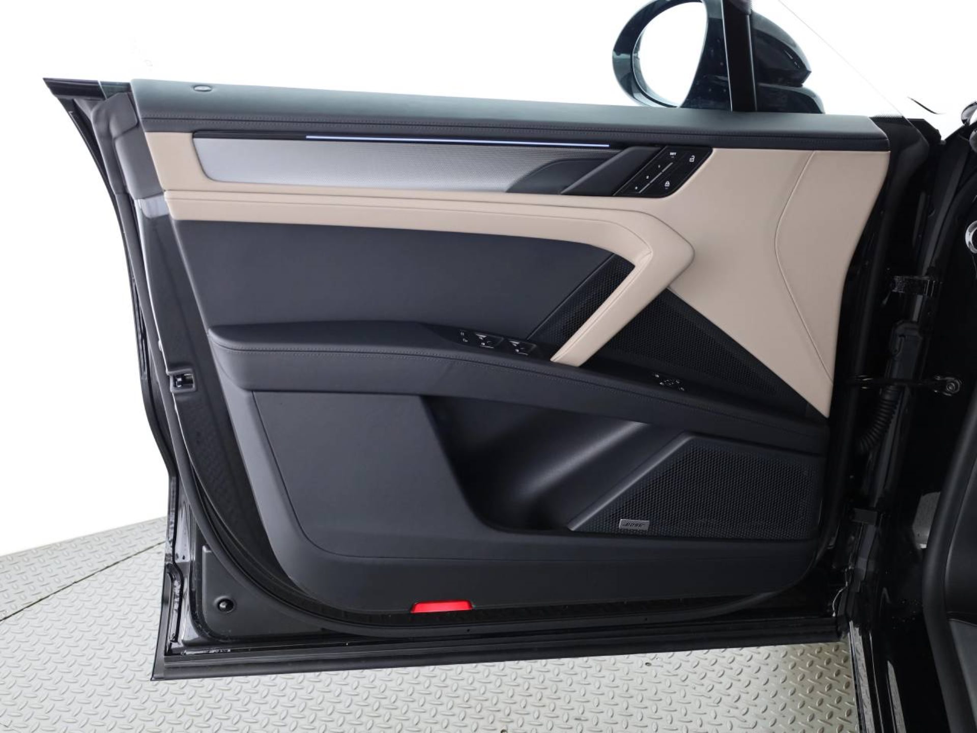 PORSCHE Cayenne Electric-image-16