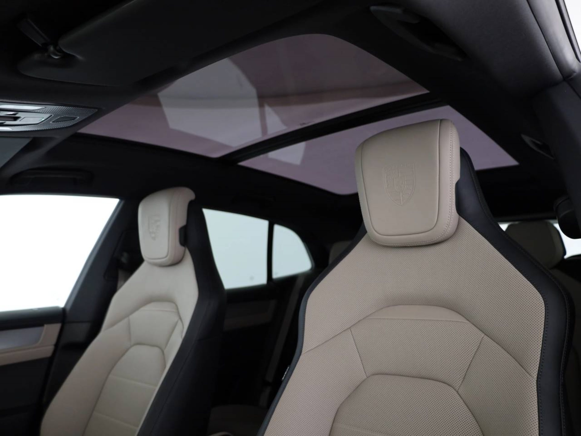 PORSCHE Cayenne Electric-image-15