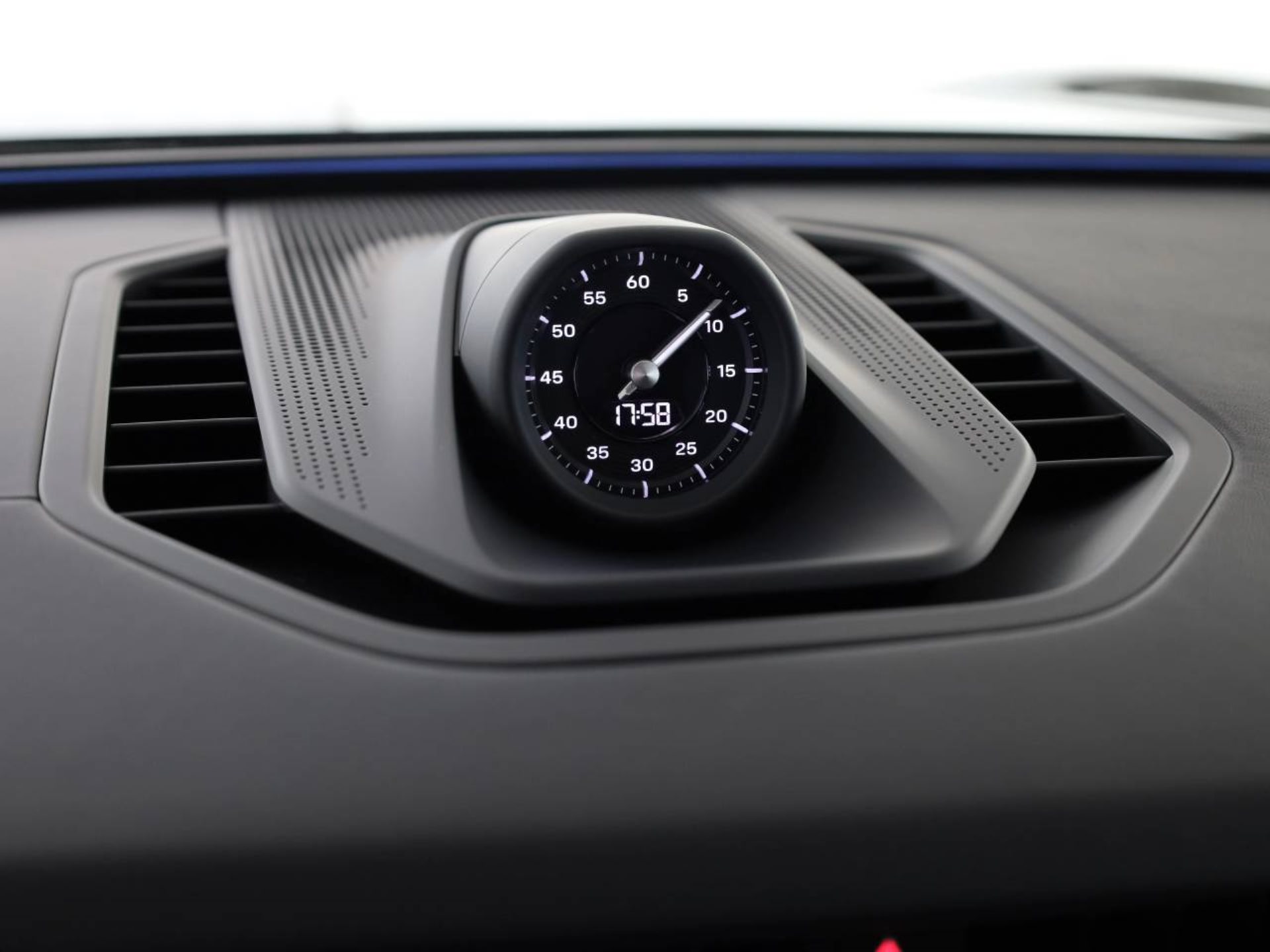 PORSCHE Cayenne Electric-image-11