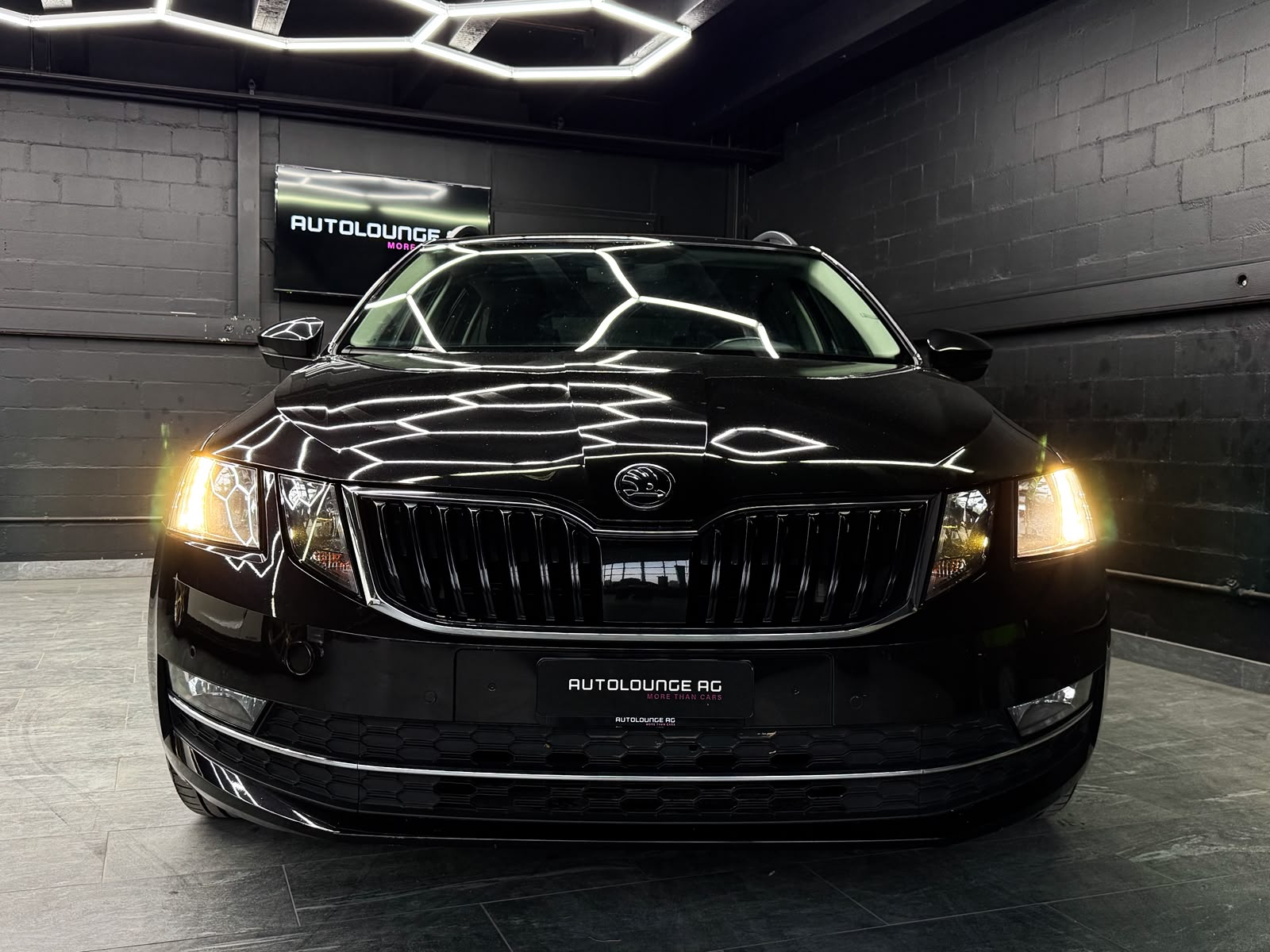 SKODA Octavia Combi 1.4 TSI Style DSG *Facelift*-image-2