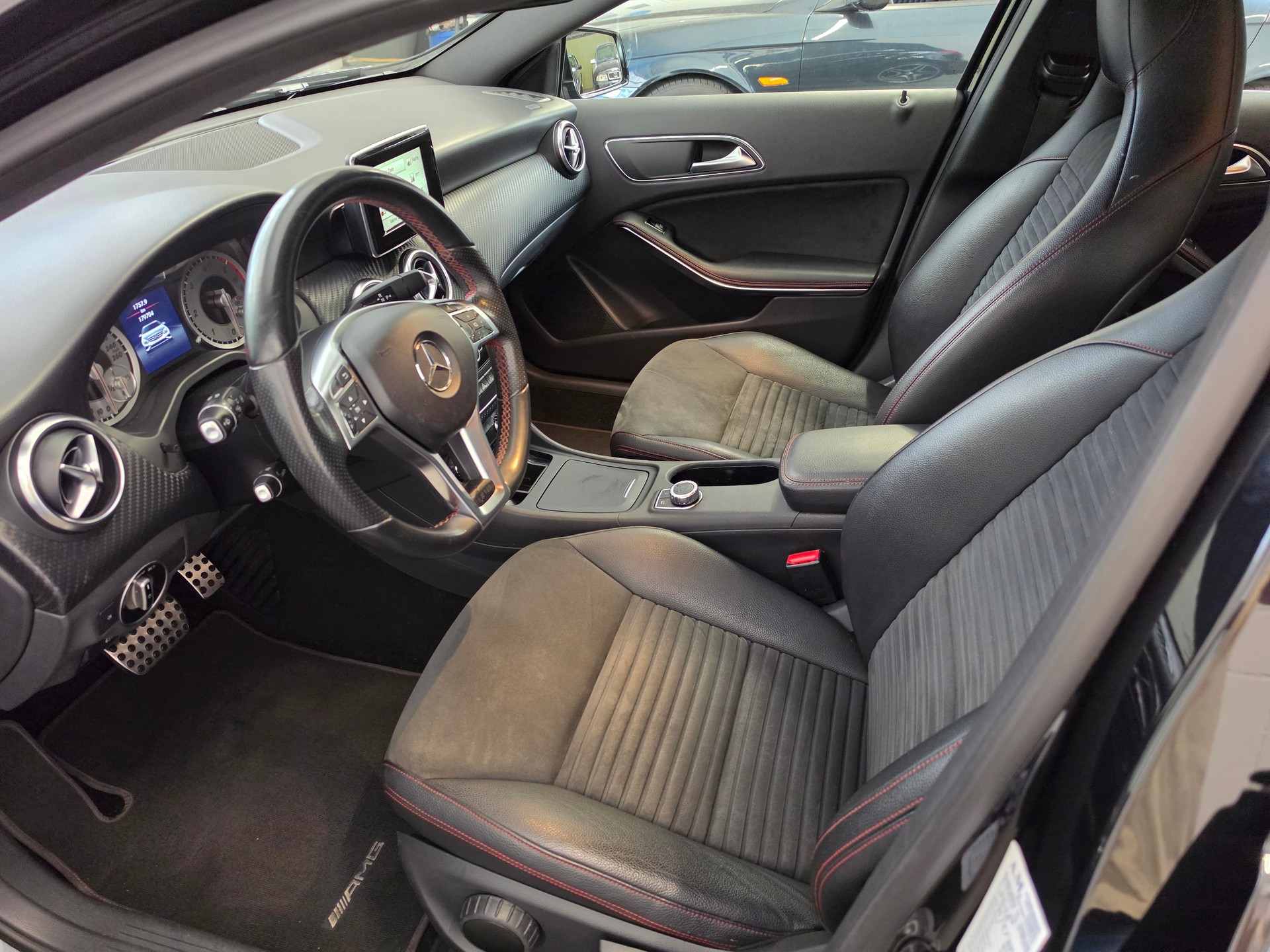 MERCEDES-BENZ A 180 CDI AMG Line 7G-DCT-image-3