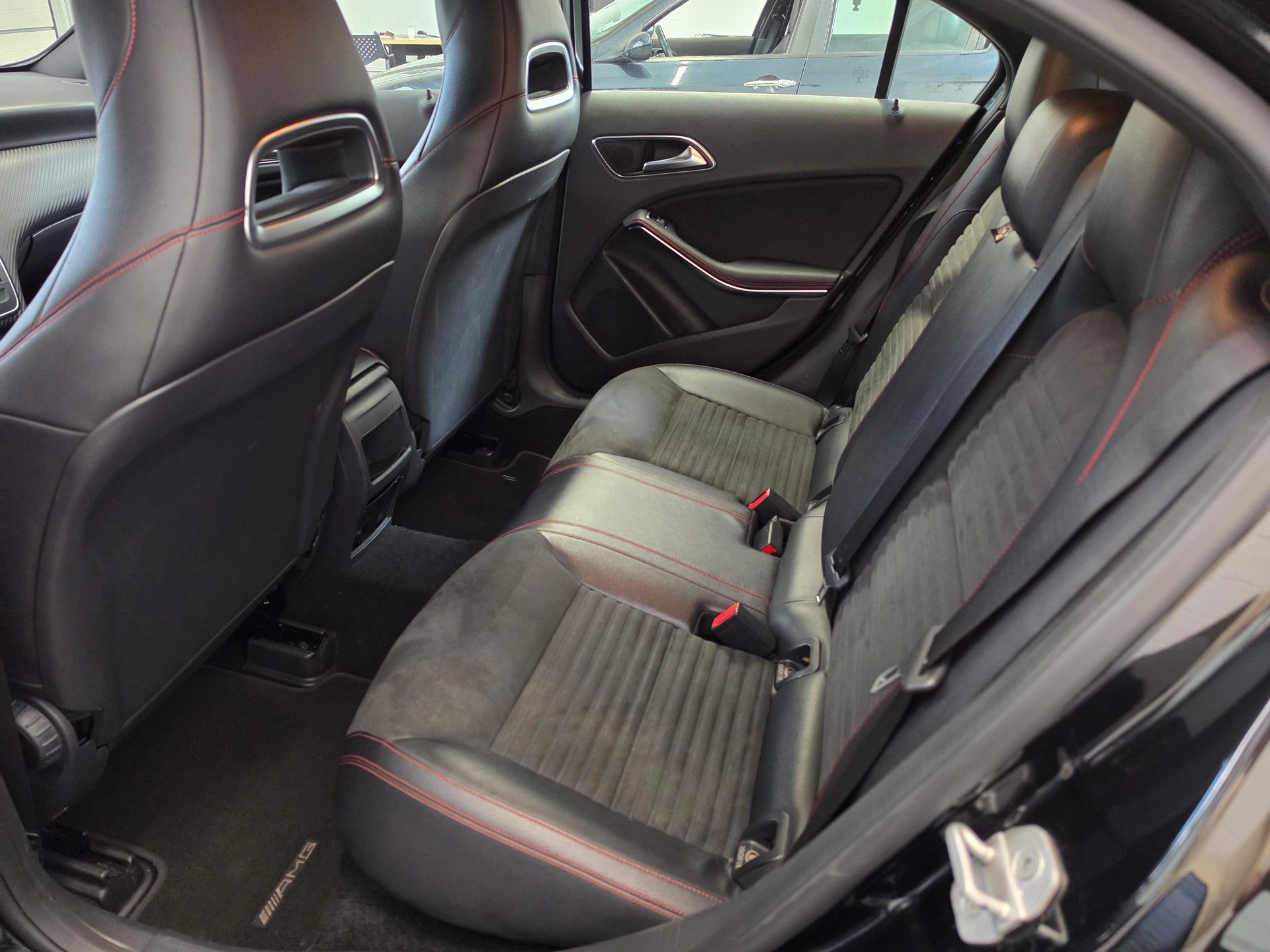 MERCEDES-BENZ A 180 CDI AMG Line 7G-DCT-image-4