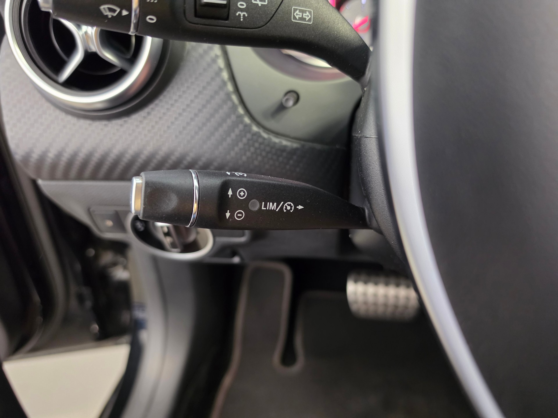 MERCEDES-BENZ A 180 CDI AMG Line 7G-DCT-image-12