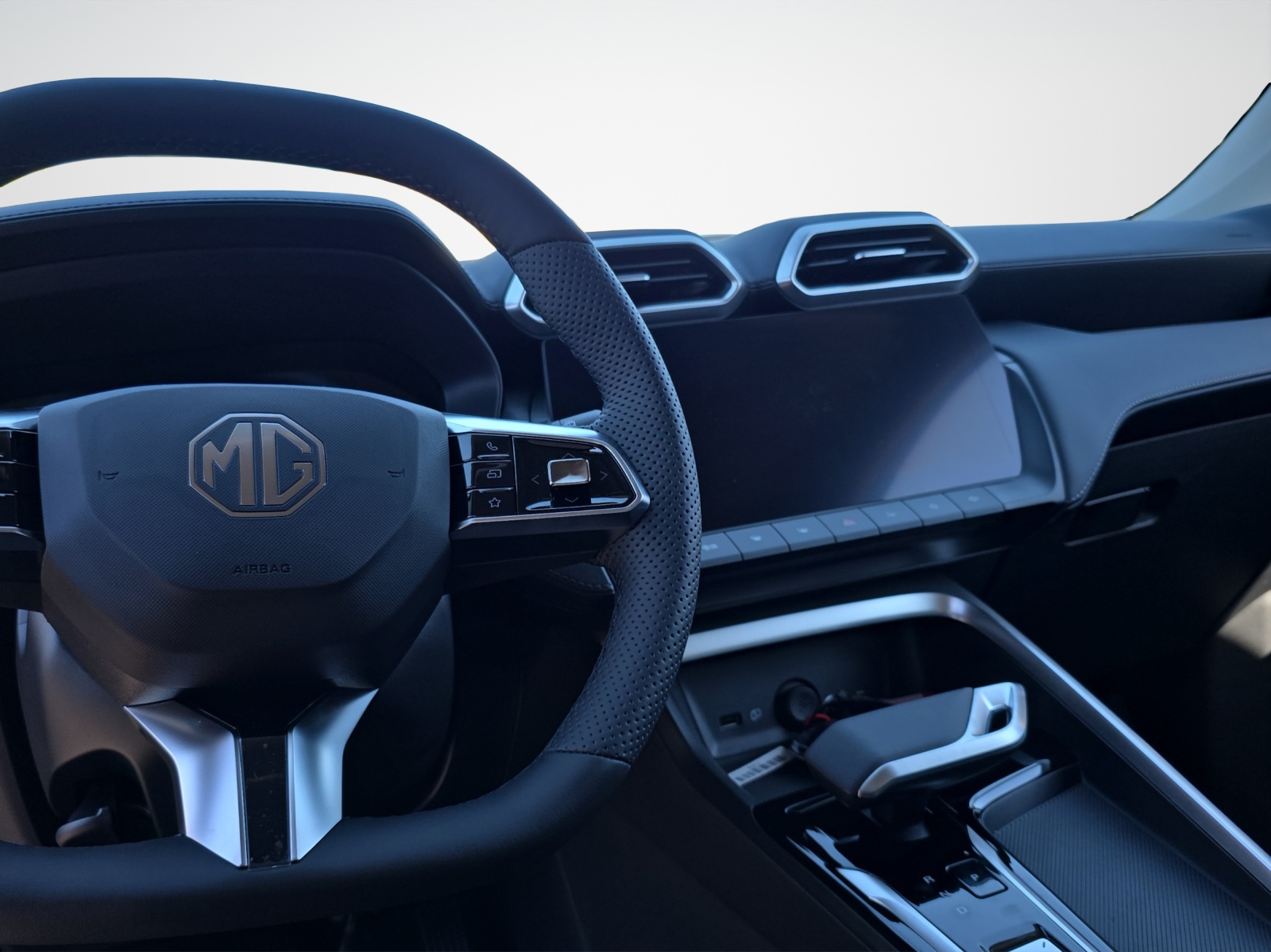 MG ZS 1.5 Hybrid+ Luxury-image-10