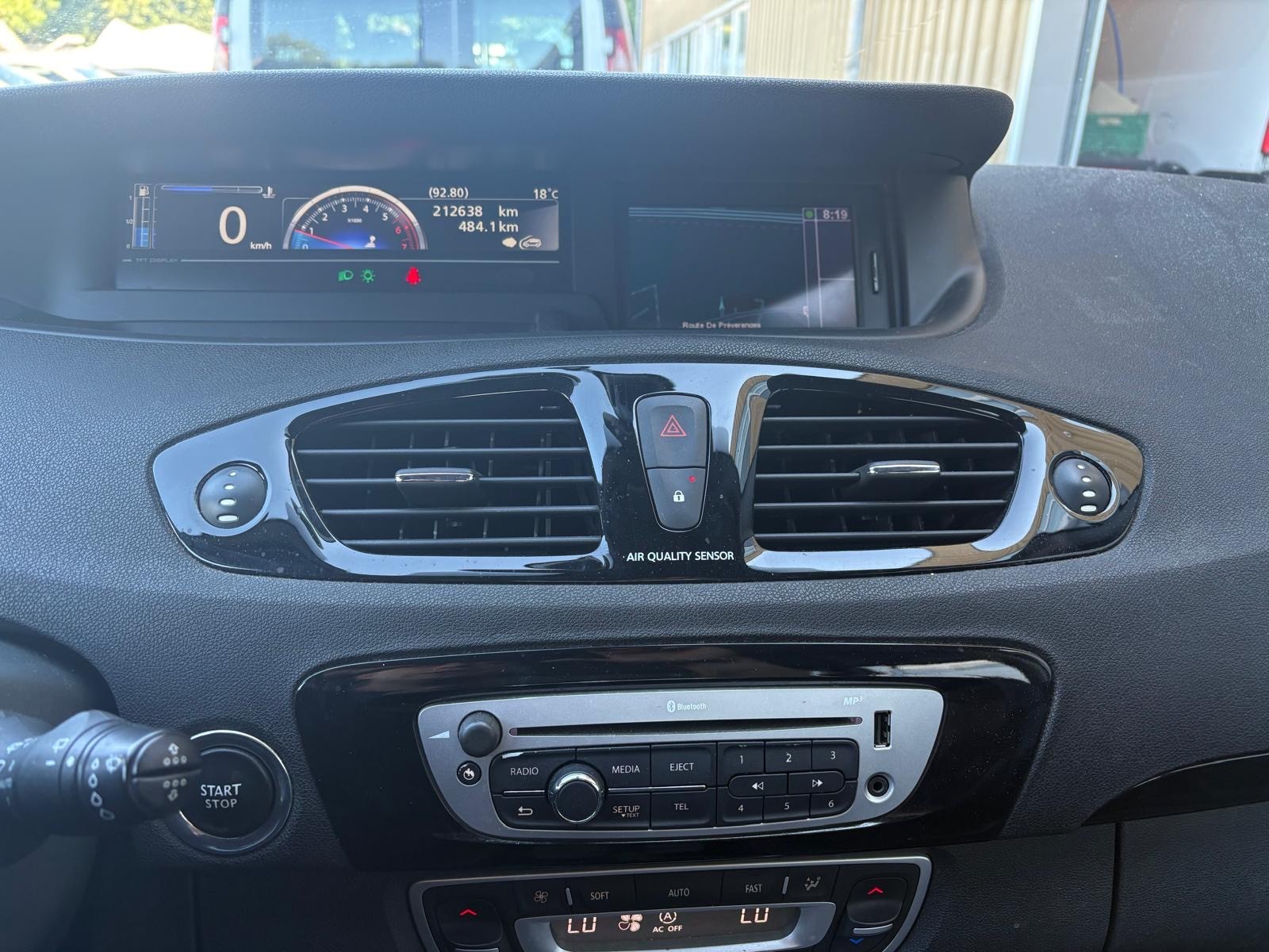 RENAULT Scénic 1.4 16V Turbo Privilège-image-9