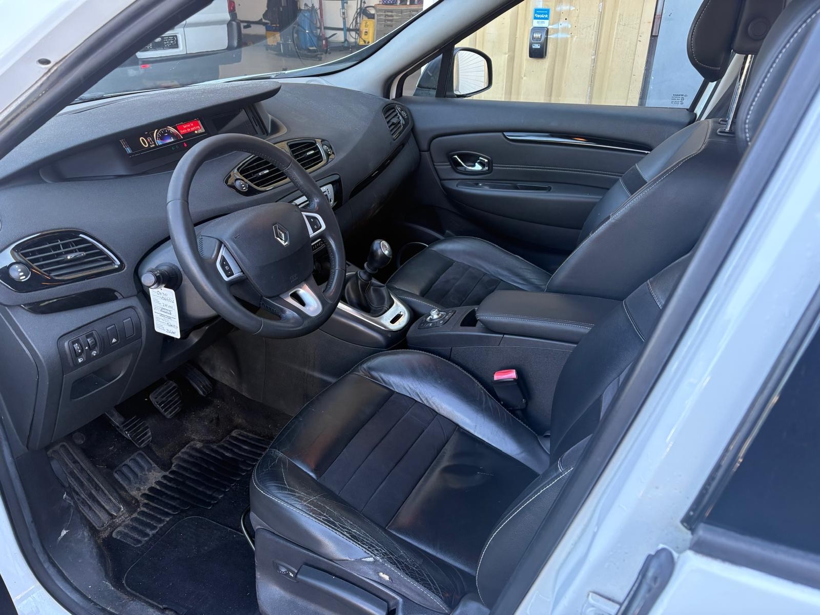 RENAULT Scénic 1.4 16V Turbo Privilège-image-7