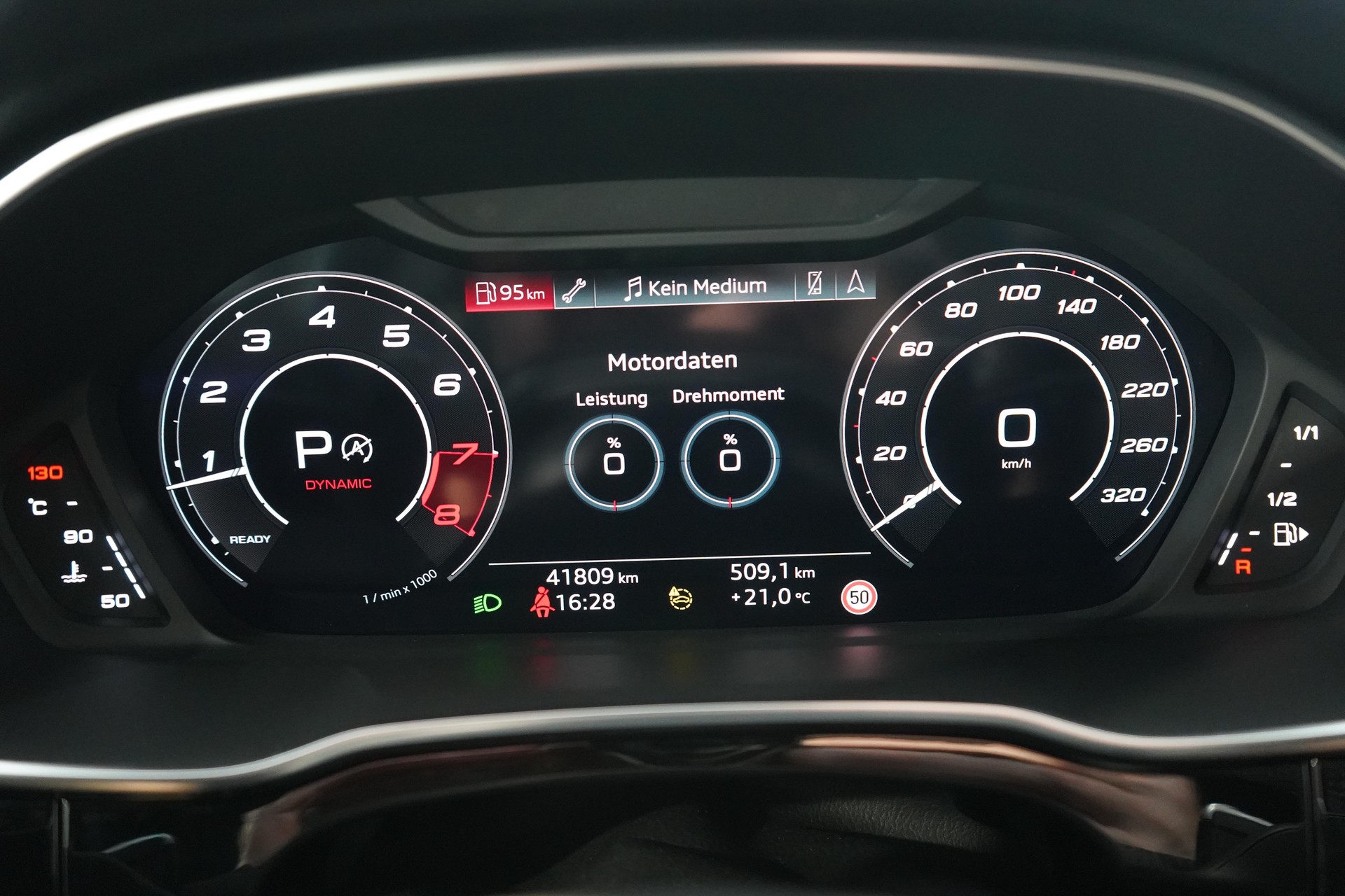 AUDI RS Q3 2.5 TFSI quattro S-Tronic-image-9