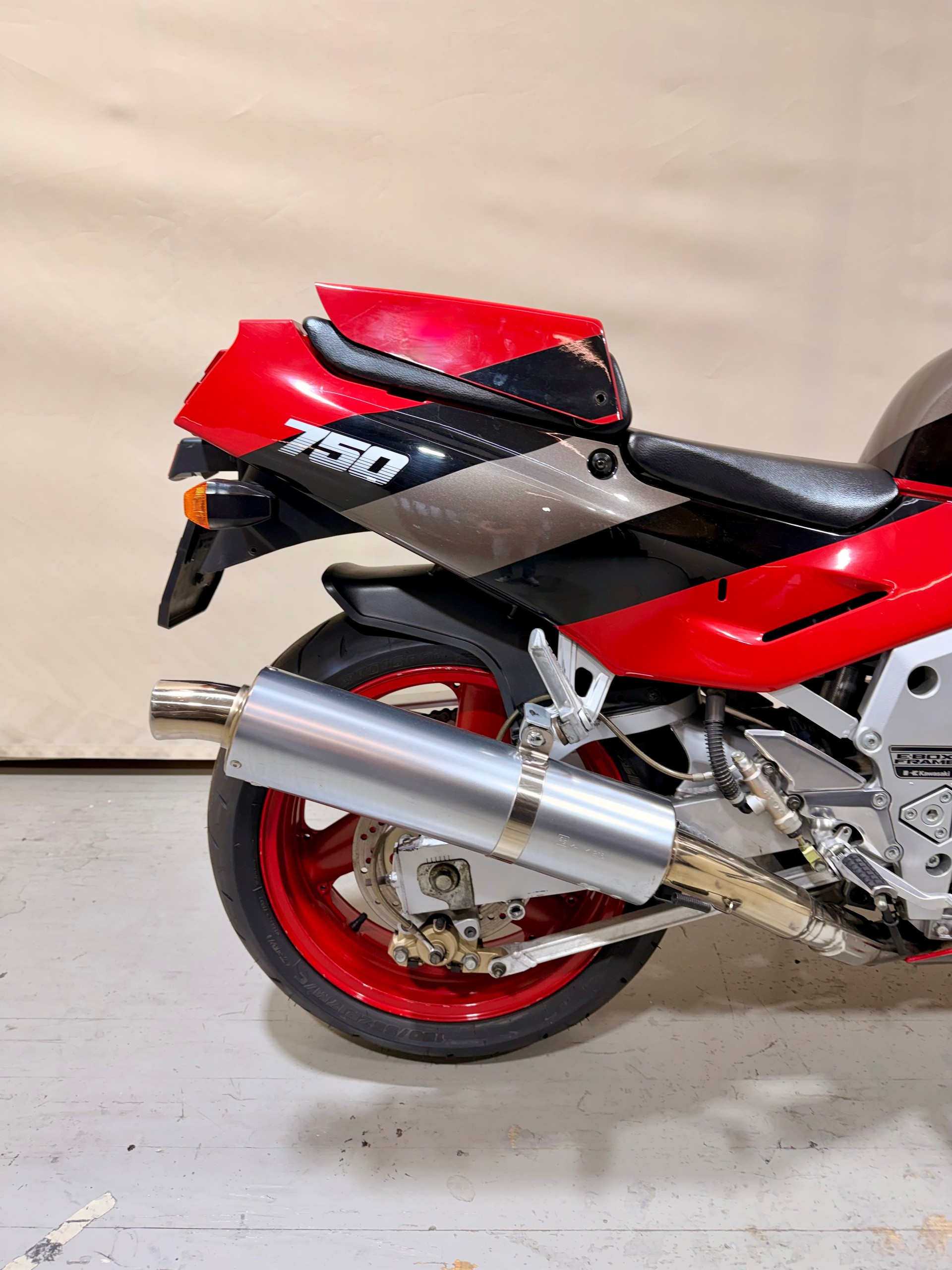 KAWASAKI ZXR-750-showroom-element-3
