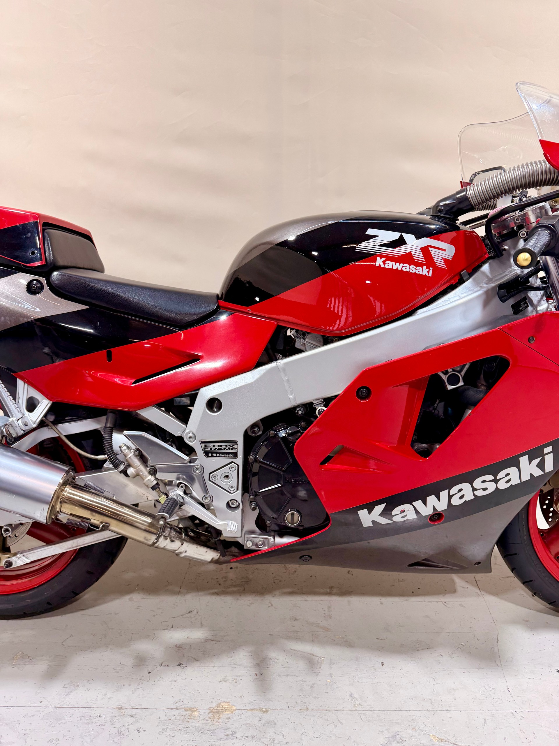 KAWASAKI ZXR-750-showroom-element-2