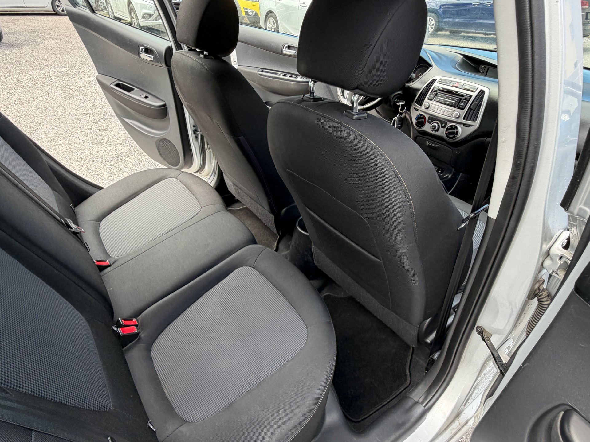 HYUNDAI i20 1.4 Style-image-9