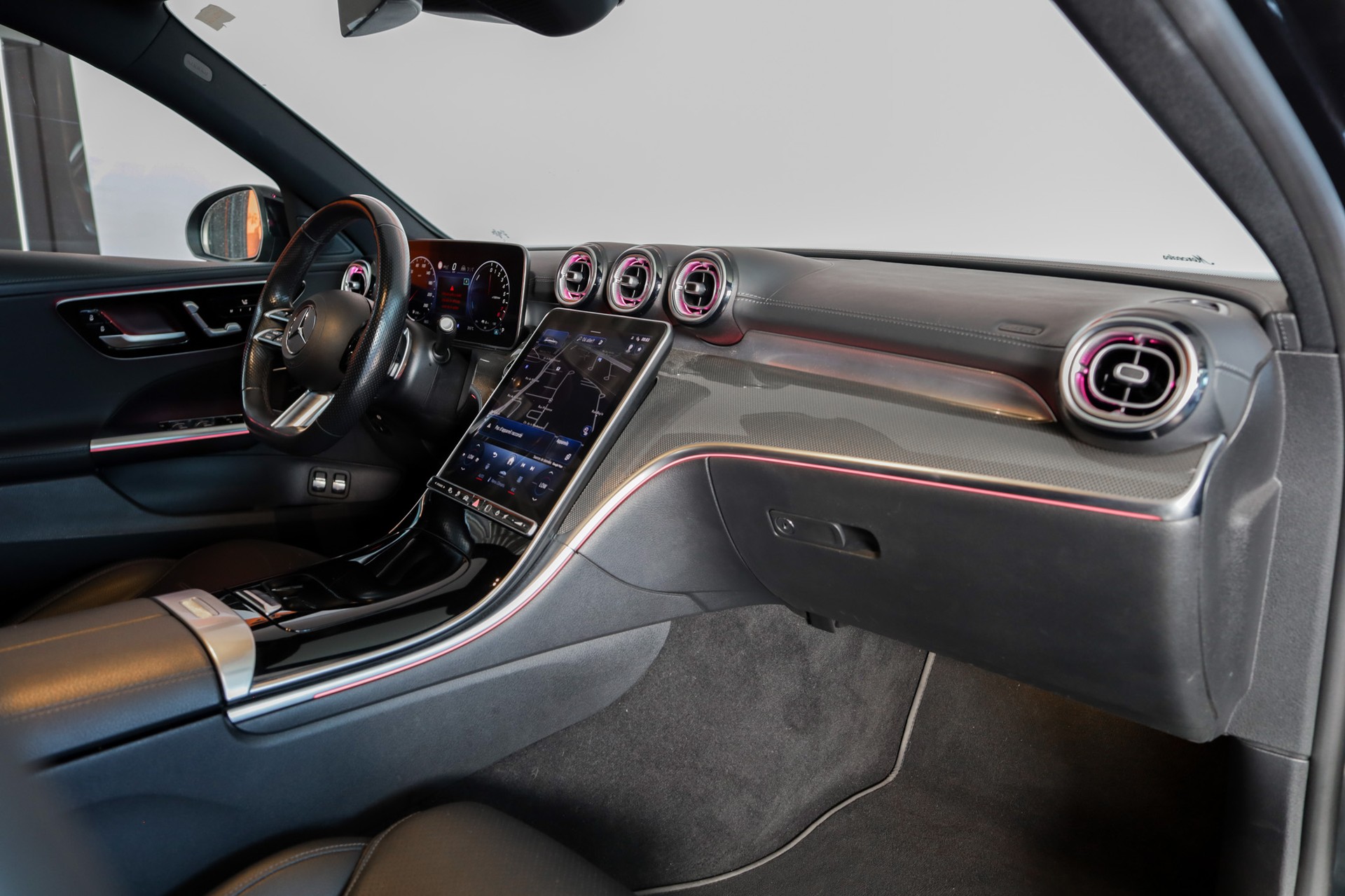 MERCEDES-BENZ C 300 e T AMG Line-image-13