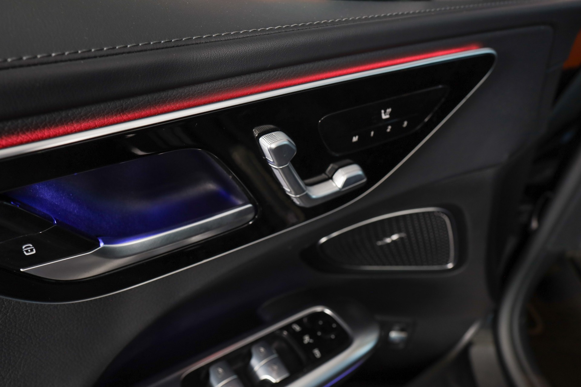 MERCEDES-BENZ C 300 e T AMG Line-image-11