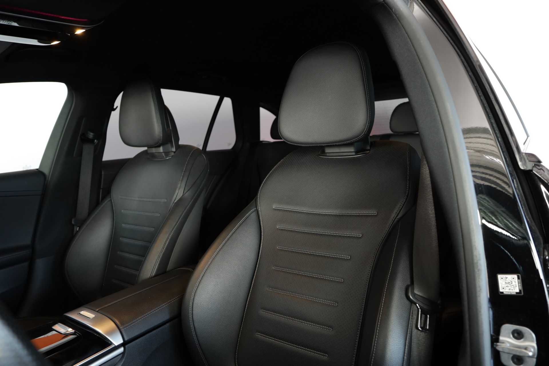 MERCEDES-BENZ C 300 e T AMG Line-image-23