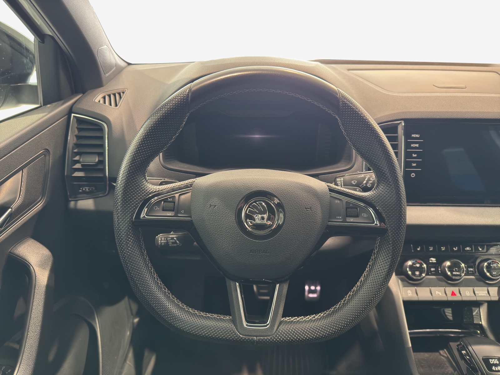SKODA Karoq 2.0 TSI SportLine 4x4 DSG-image-9