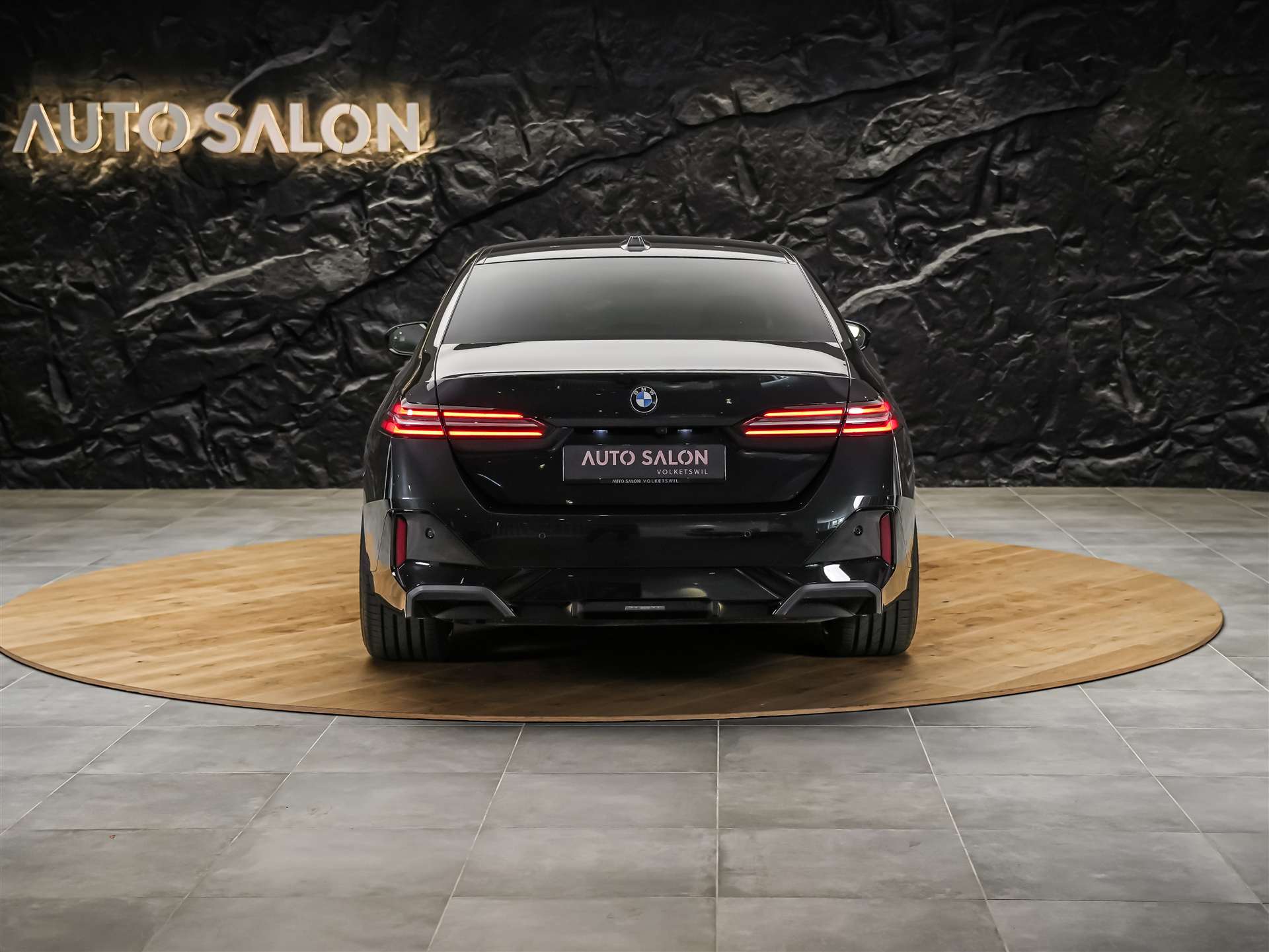 BMW 520d xDrive M Sport Steptronic *21" Felgen*All Black*Driving Assistant Plus*-image-3