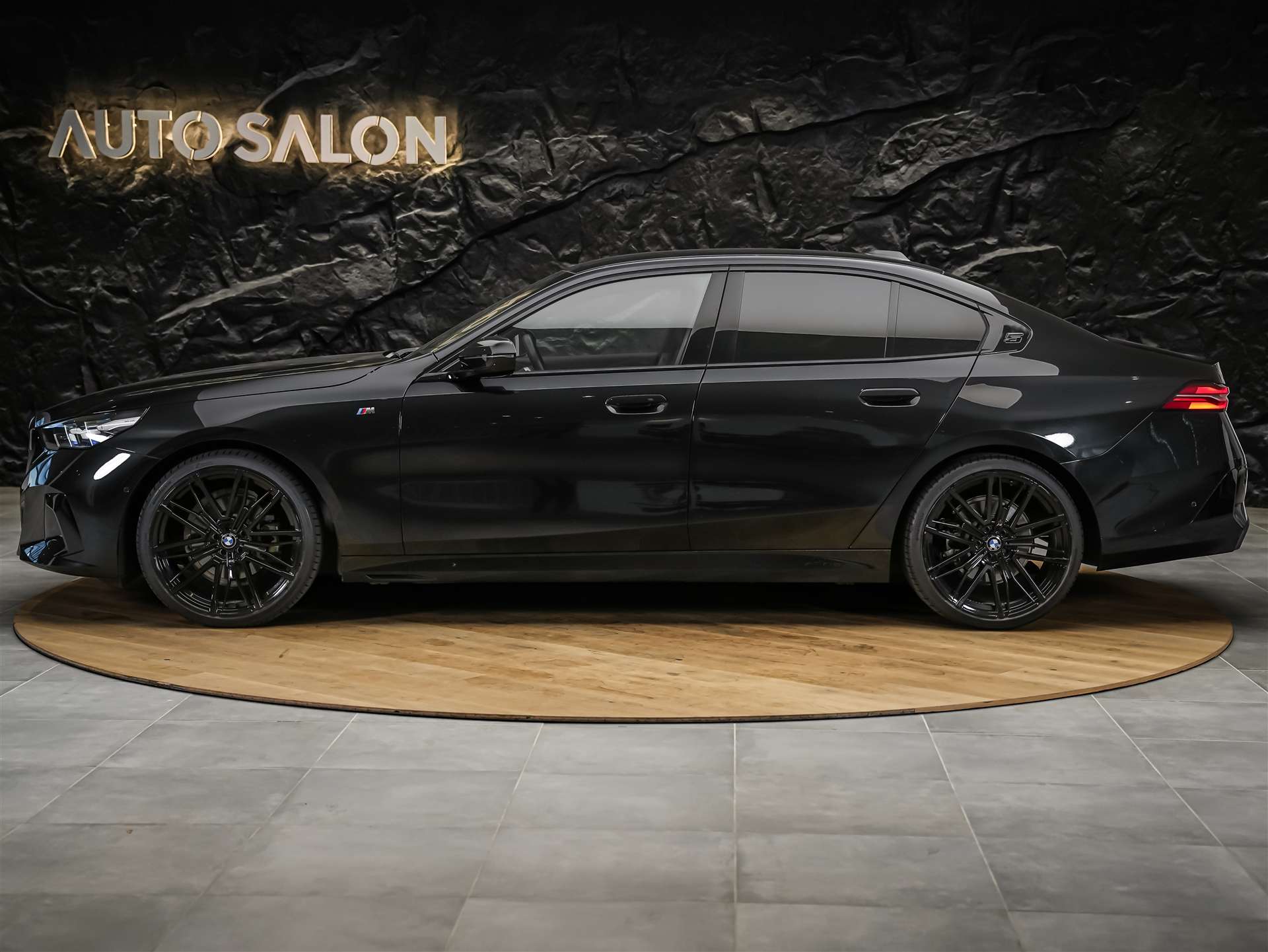 BMW 520d xDrive M Sport Steptronic *21" Felgen*All Black*Driving Assistant Plus*-image-1