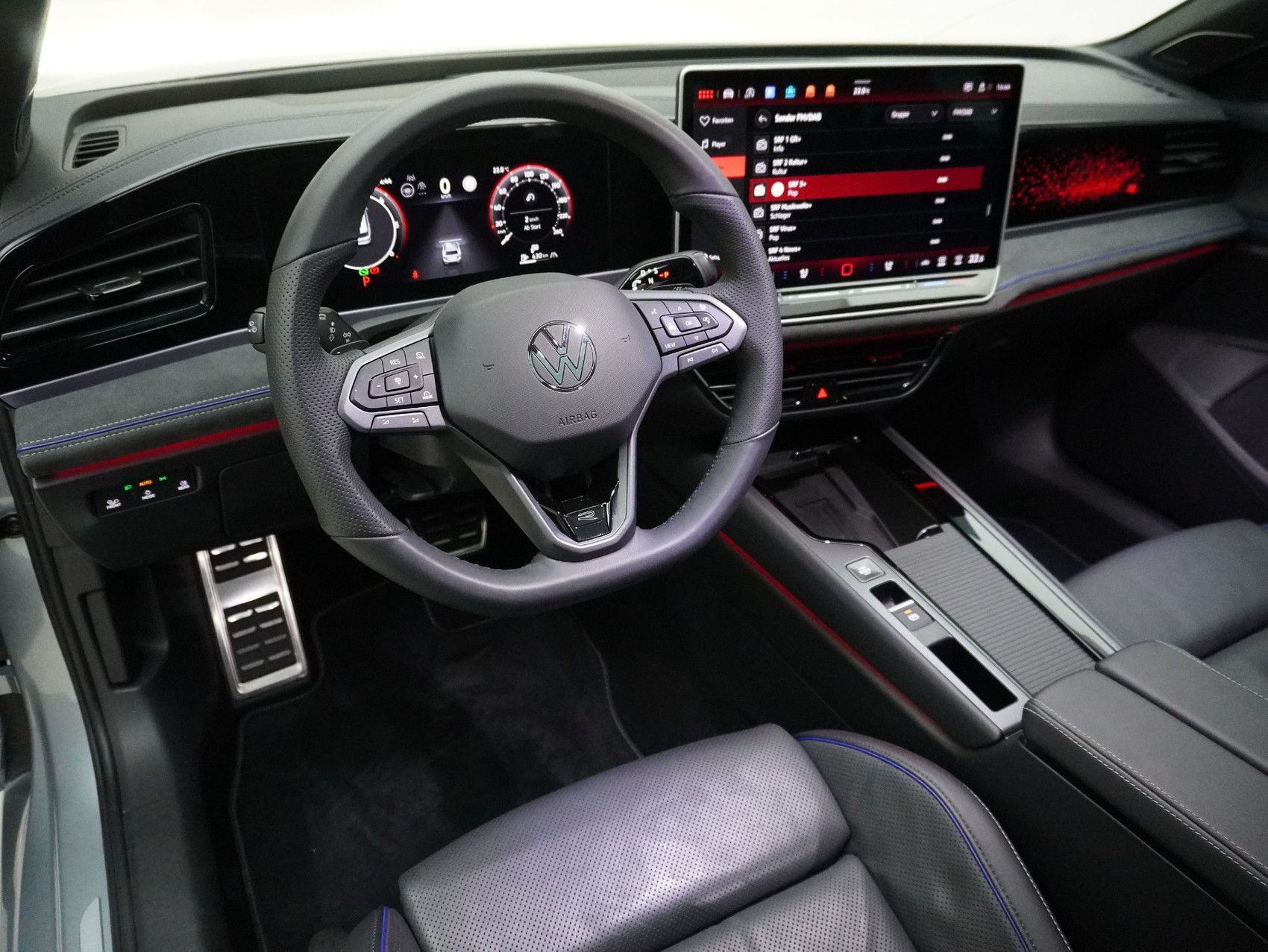 VW Passat Variant 2.0 TDI DSG R-Line 4Motion **R-Line Signature**-image-10