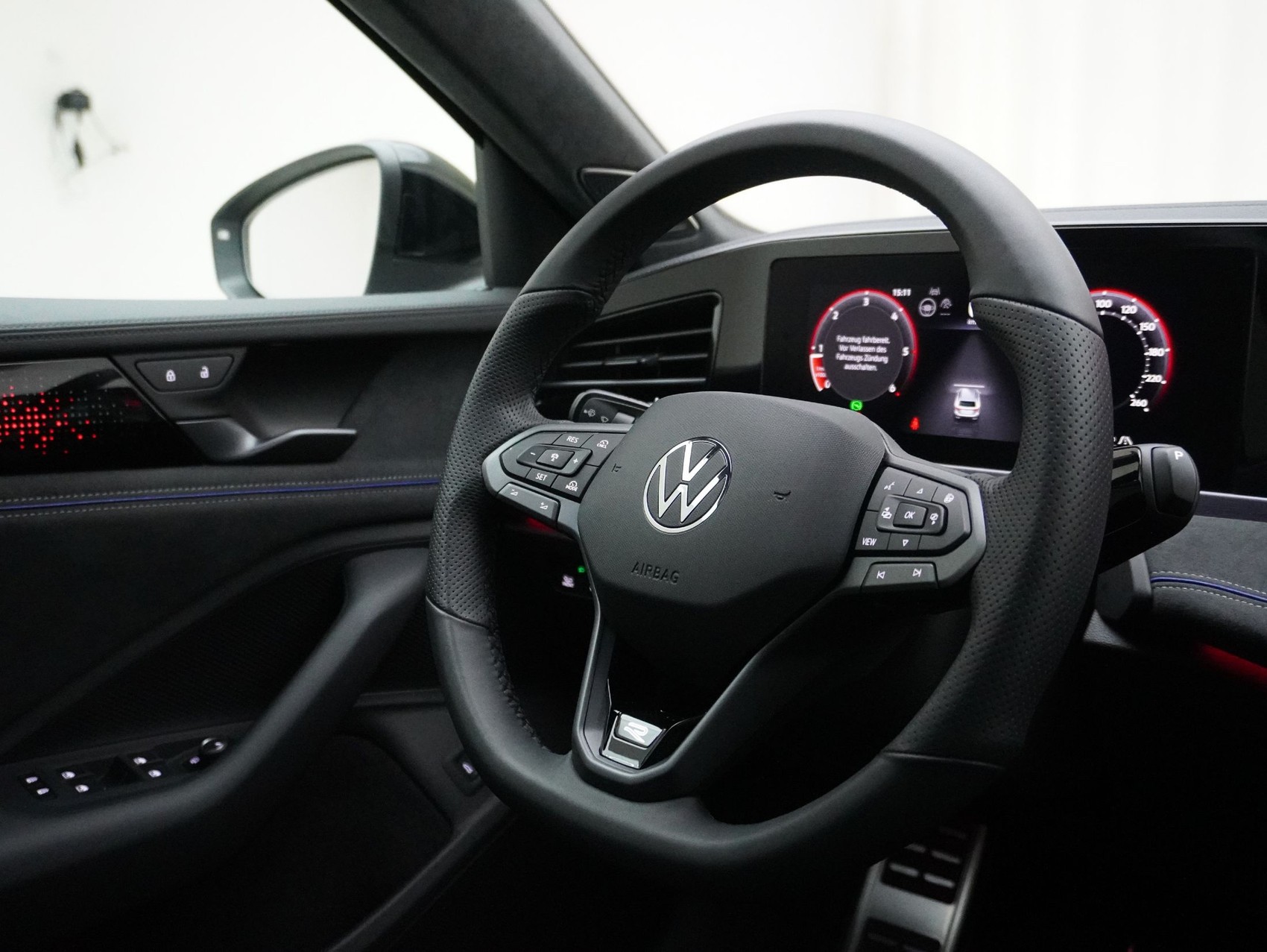VW Passat Variant 2.0 TDI DSG R-Line 4Motion **R-Line Signature**-image-11