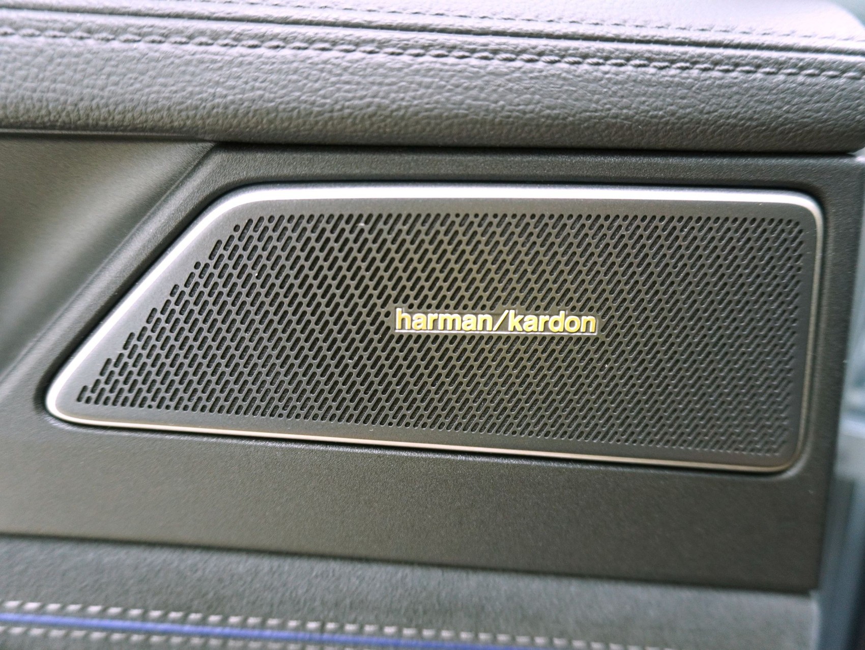 VW Passat Variant 2.0 TDI DSG R-Line 4Motion **R-Line Signature**-image-17
