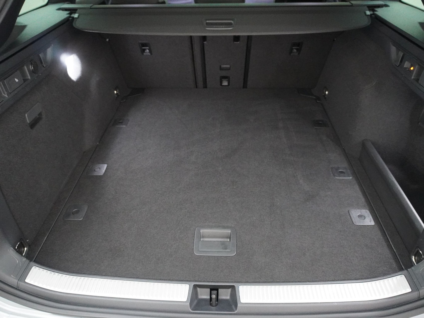 VW Passat Variant 2.0 TDI DSG R-Line 4Motion **R-Line Signature**-image-14