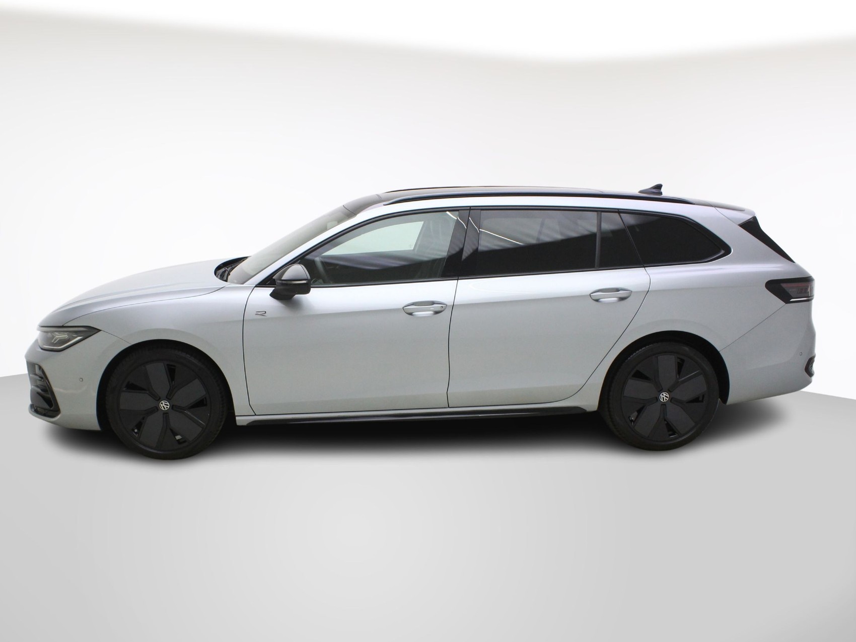 VW Passat Variant 2.0 TDI DSG R-Line 4Motion **R-Line Signature**-image-2