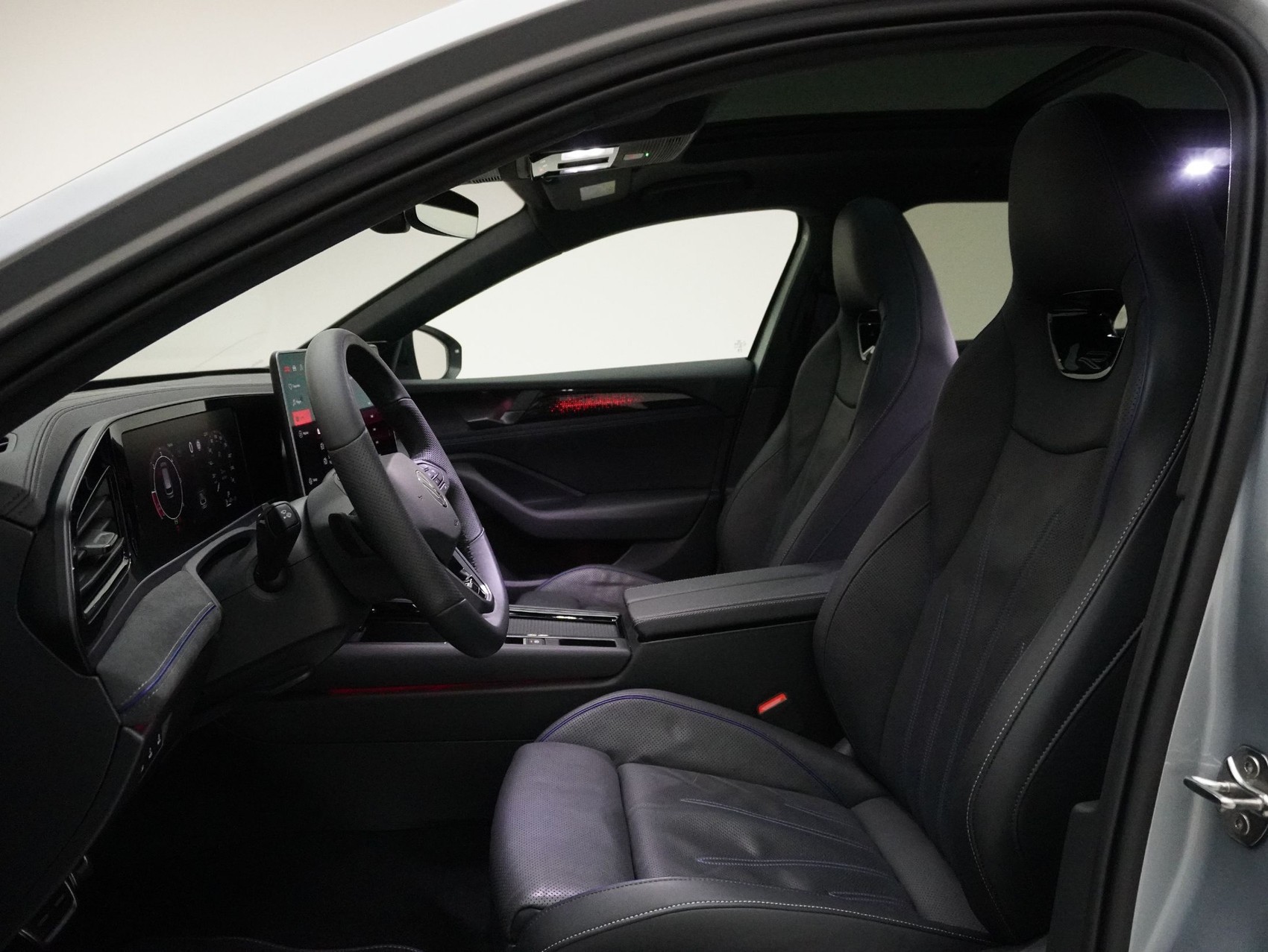 VW Passat Variant 2.0 TDI DSG R-Line 4Motion **R-Line Signature**-image-8
