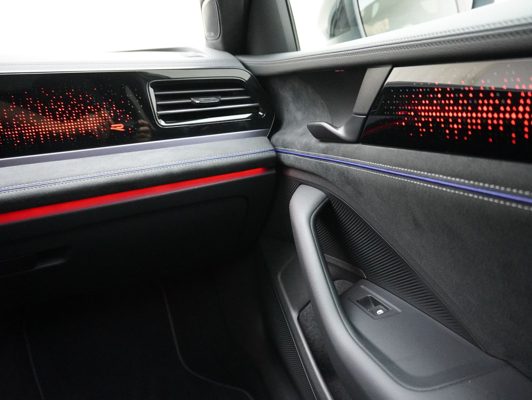 VW Passat Variant 2.0 TDI DSG R-Line 4Motion **R-Line Signature**-image-16