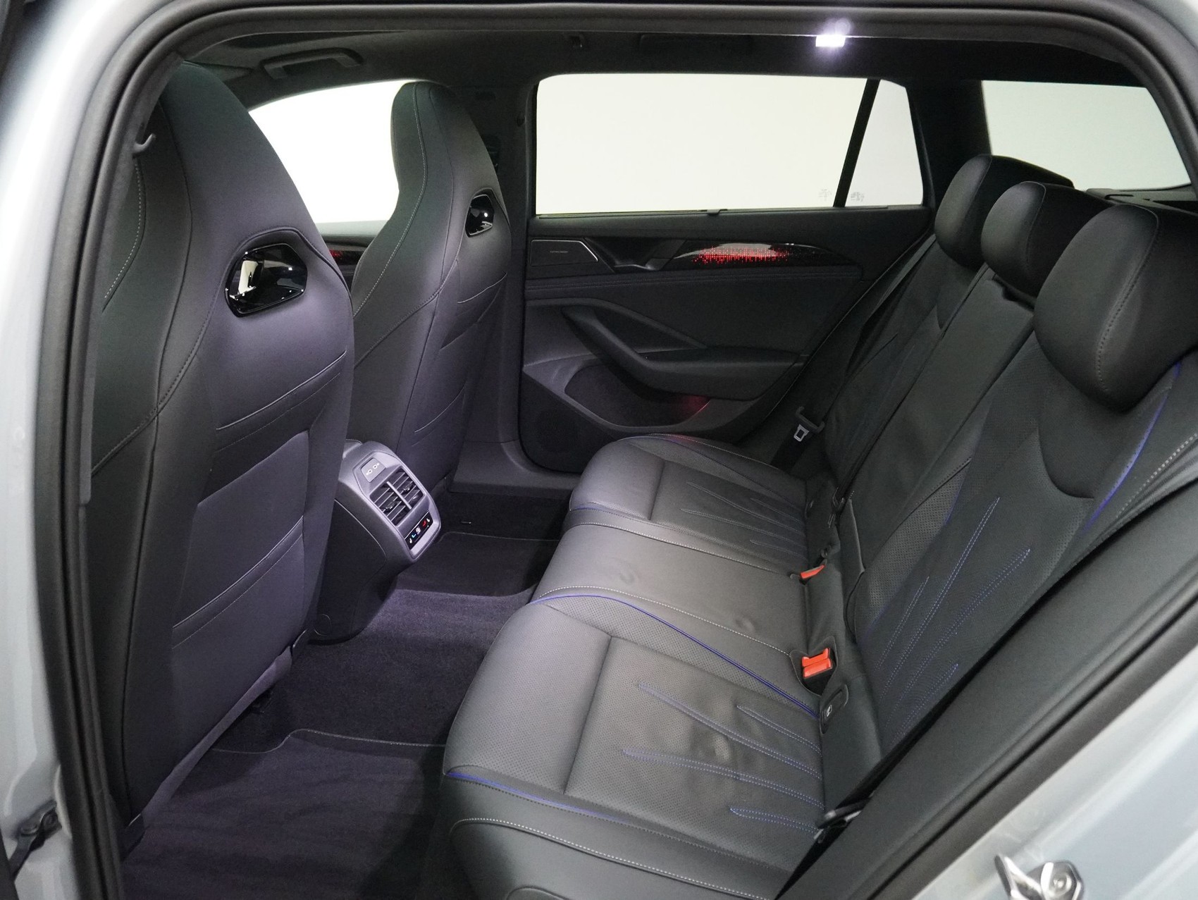 VW Passat Variant 2.0 TDI DSG R-Line 4Motion **R-Line Signature**-image-12