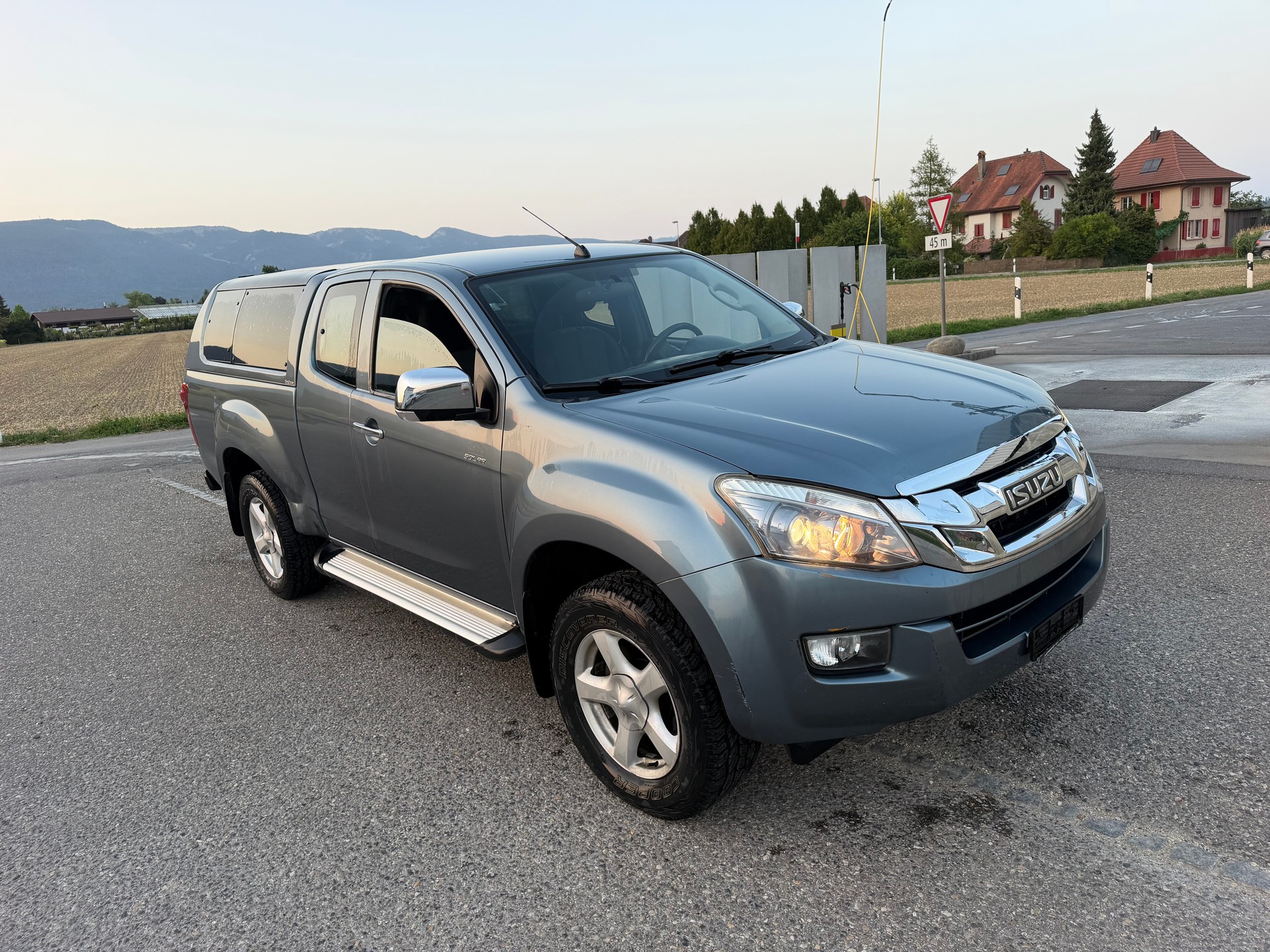 ISUZU D-MAX 2.5 SpaceCab Solar 4x4 A-image-0