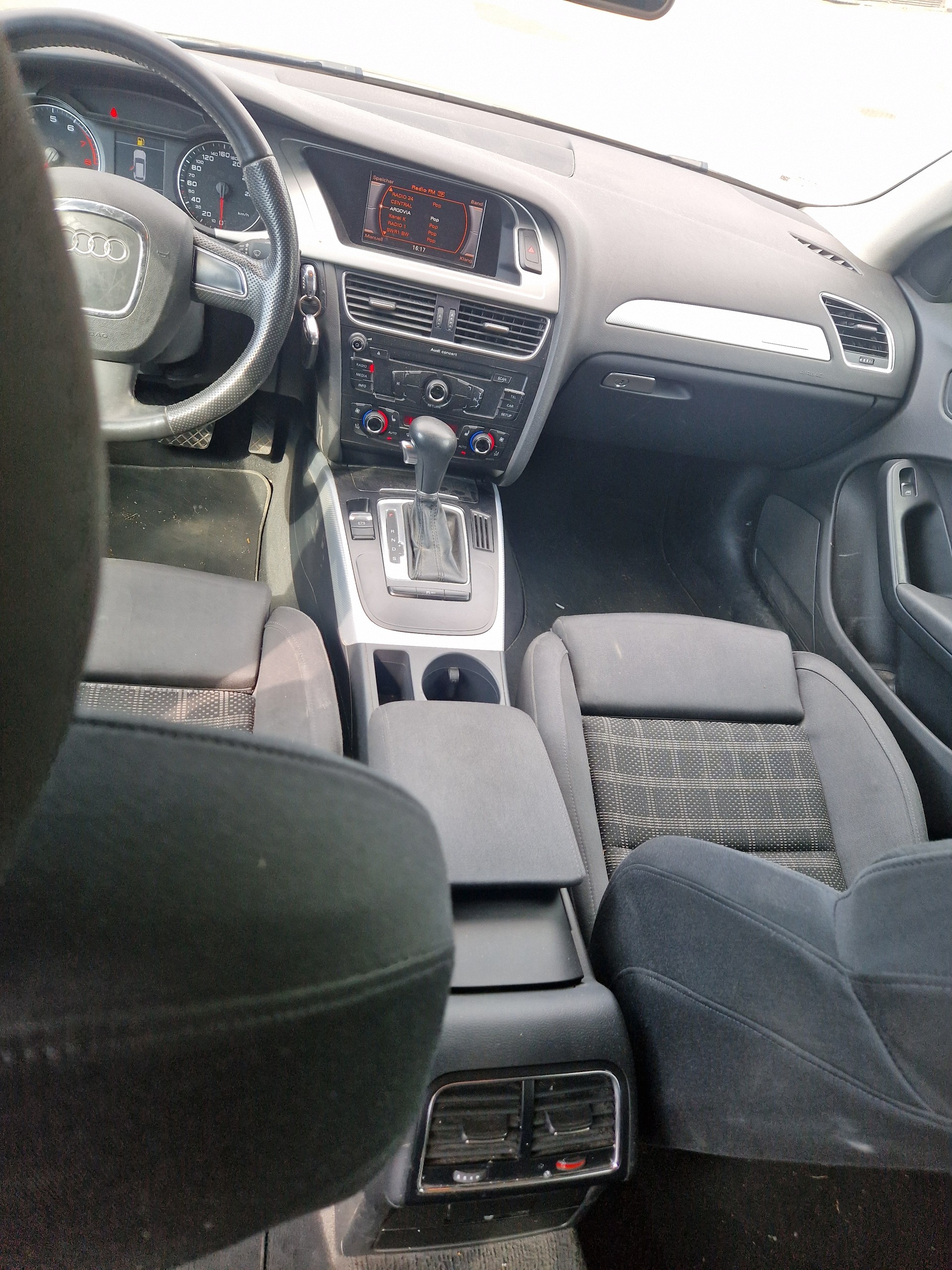 AUDI A4 Avant 2.0 TFSI quattro S-tronic-image-9
