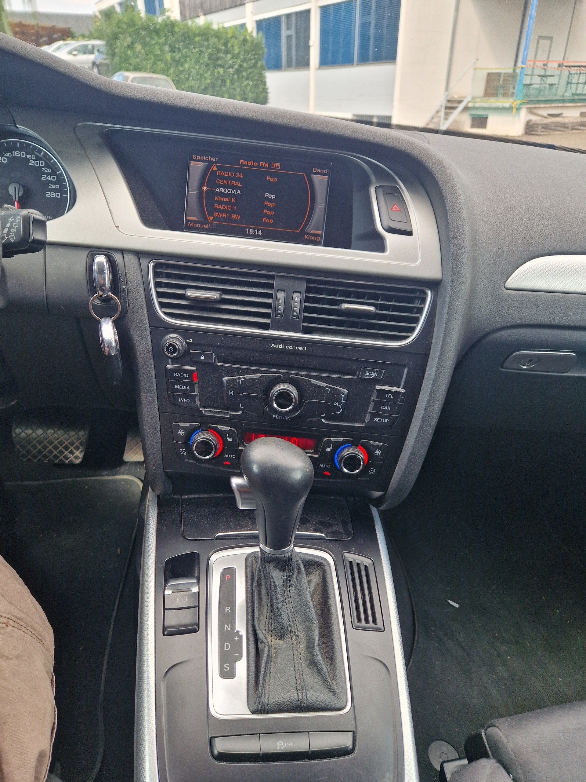 AUDI A4 Avant 2.0 TFSI quattro S-tronic-image-11
