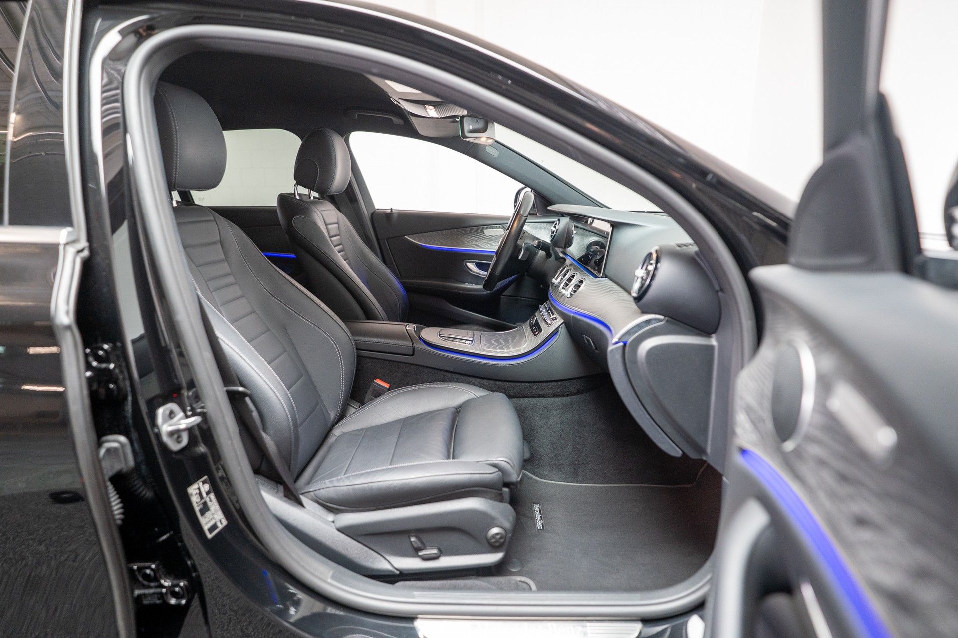 MERCEDES-BENZ E 200 Avantgarde 4matic / CH-Fahrzeug / 360°Kamera / Ambientebeleuchtung-image-12